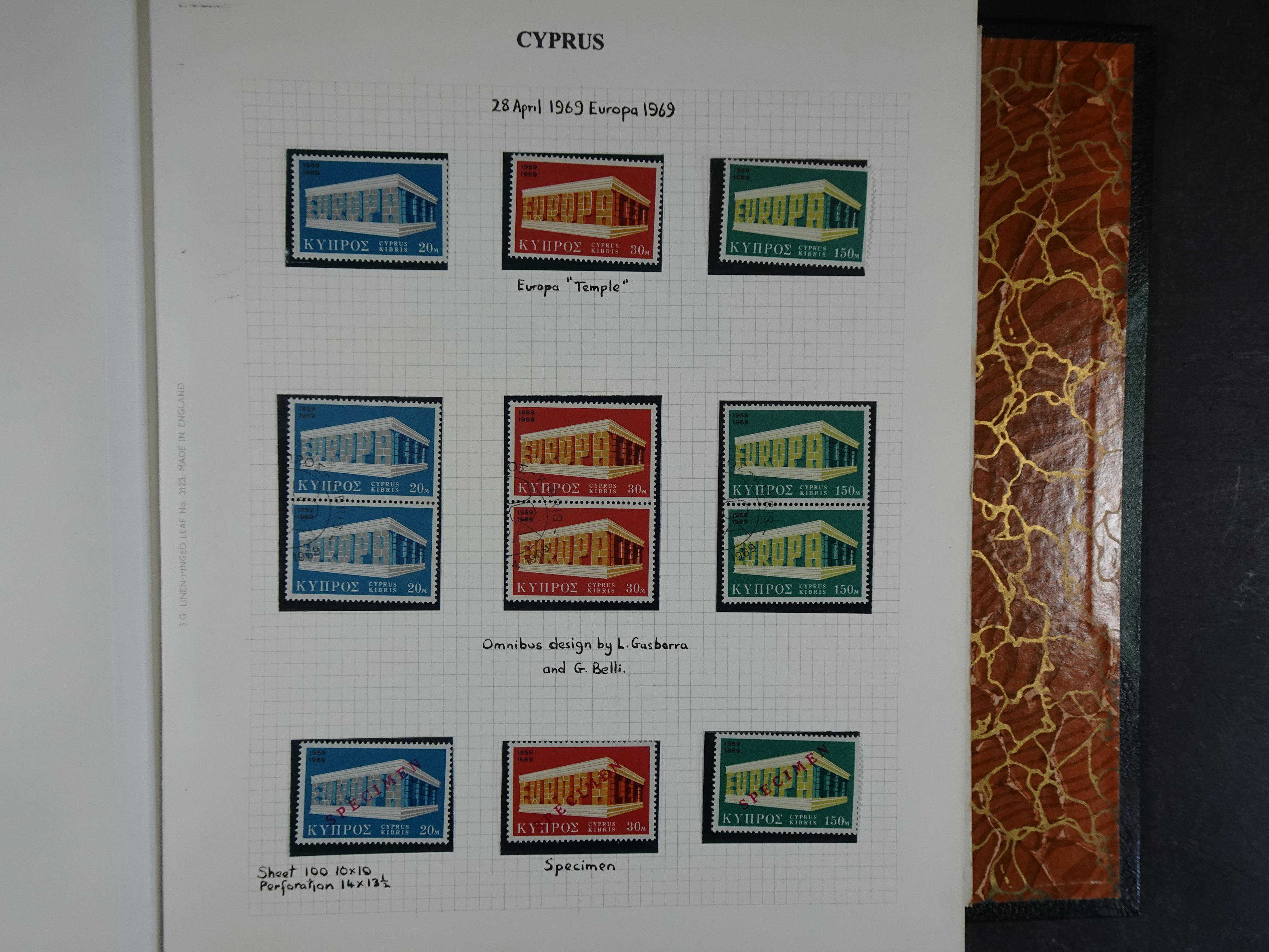 Prachtig en zeer uitgebreid collecte, waarbij dubbel verzameling. Tevens specimen, plaatfouten, boekjes, watermerken op blauwe albumbladeren.  366