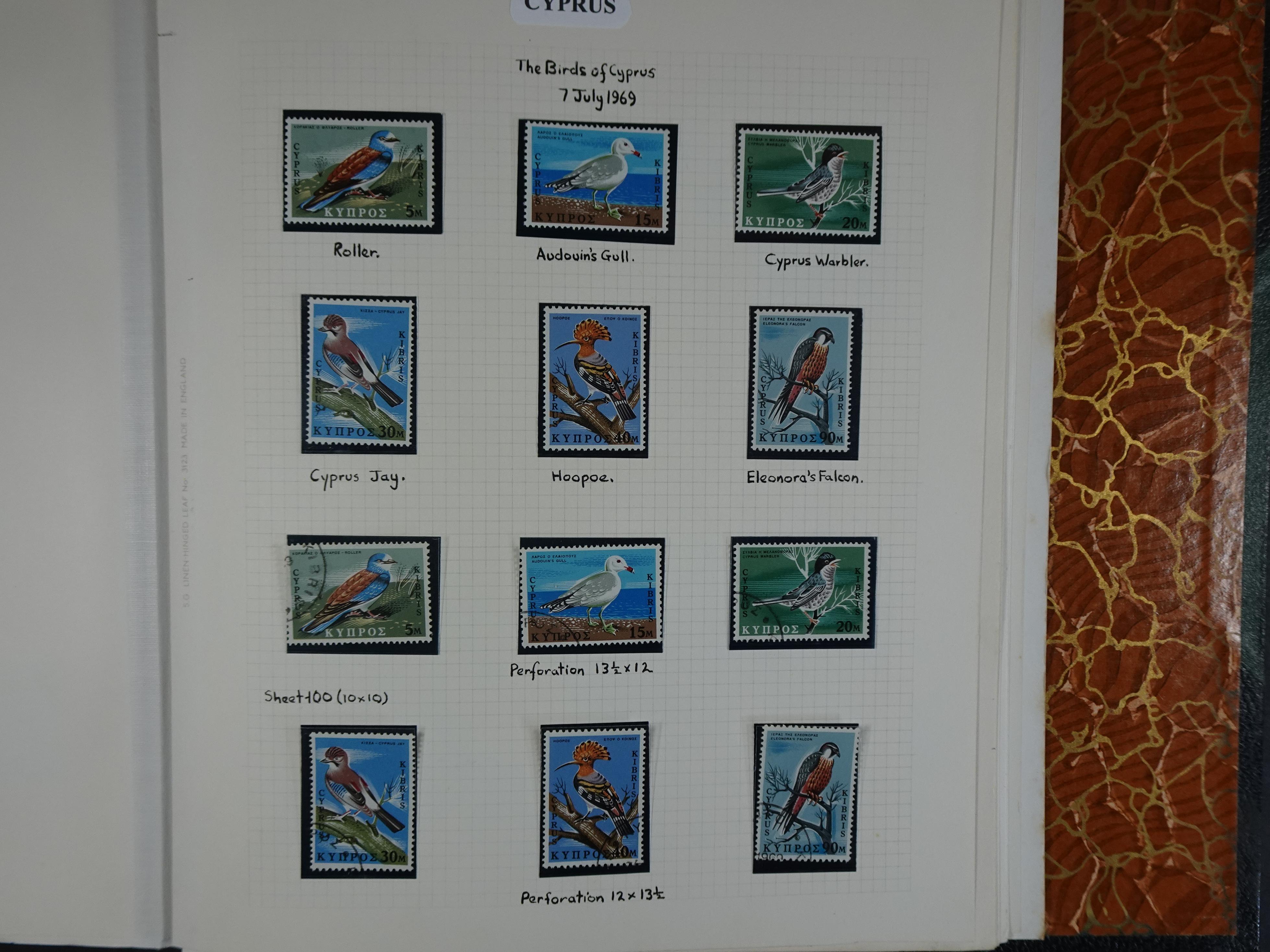 Prachtig en zeer uitgebreid collecte, waarbij dubbel verzameling. Tevens specimen, plaatfouten, boekjes, watermerken op blauwe albumbladeren.  369