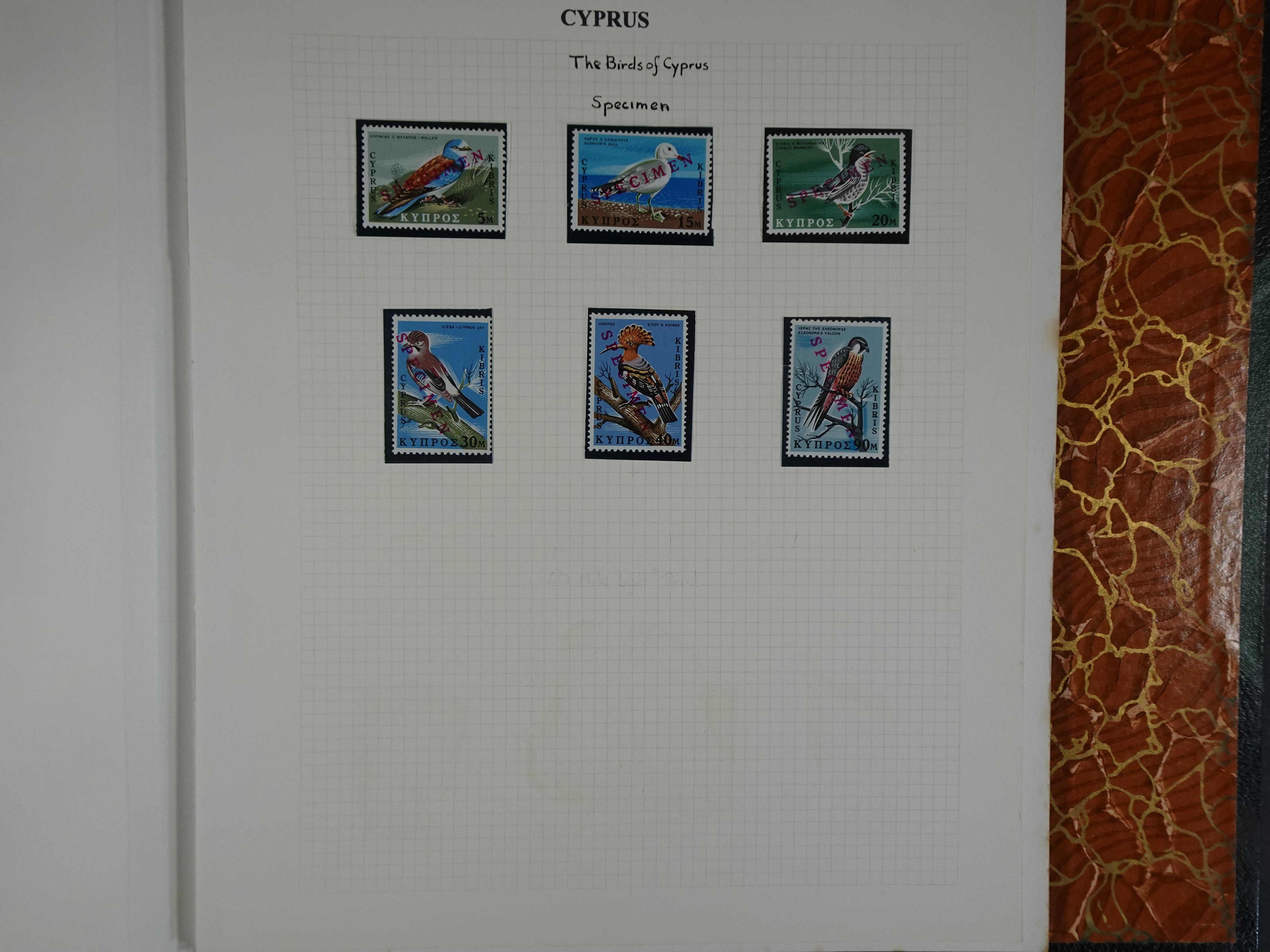 Prachtig en zeer uitgebreid collecte, waarbij dubbel verzameling. Tevens specimen, plaatfouten, boekjes, watermerken op blauwe albumbladeren.  375