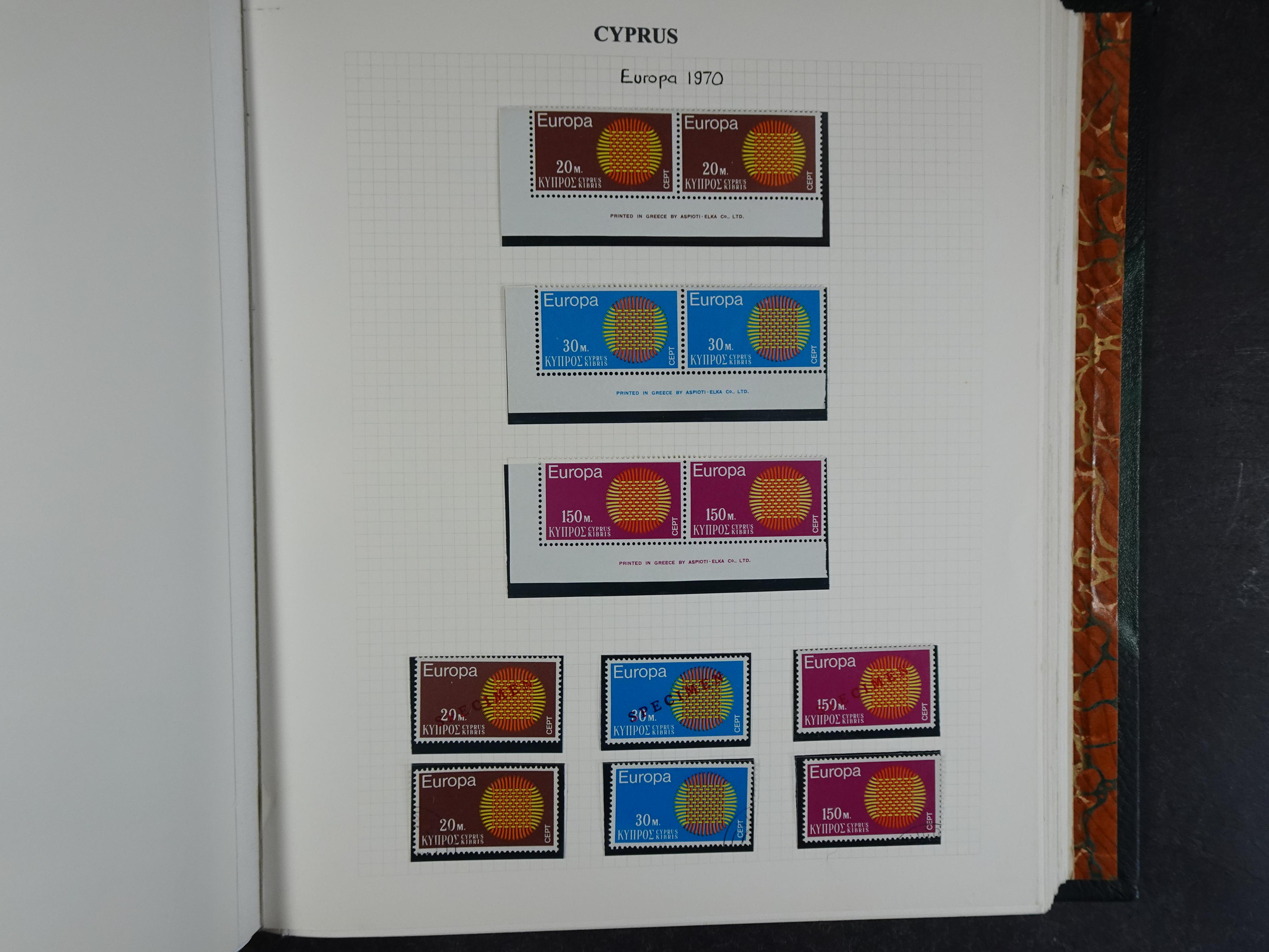 Prachtig en zeer uitgebreid collecte, waarbij dubbel verzameling. Tevens specimen, plaatfouten, boekjes, watermerken op blauwe albumbladeren.  396