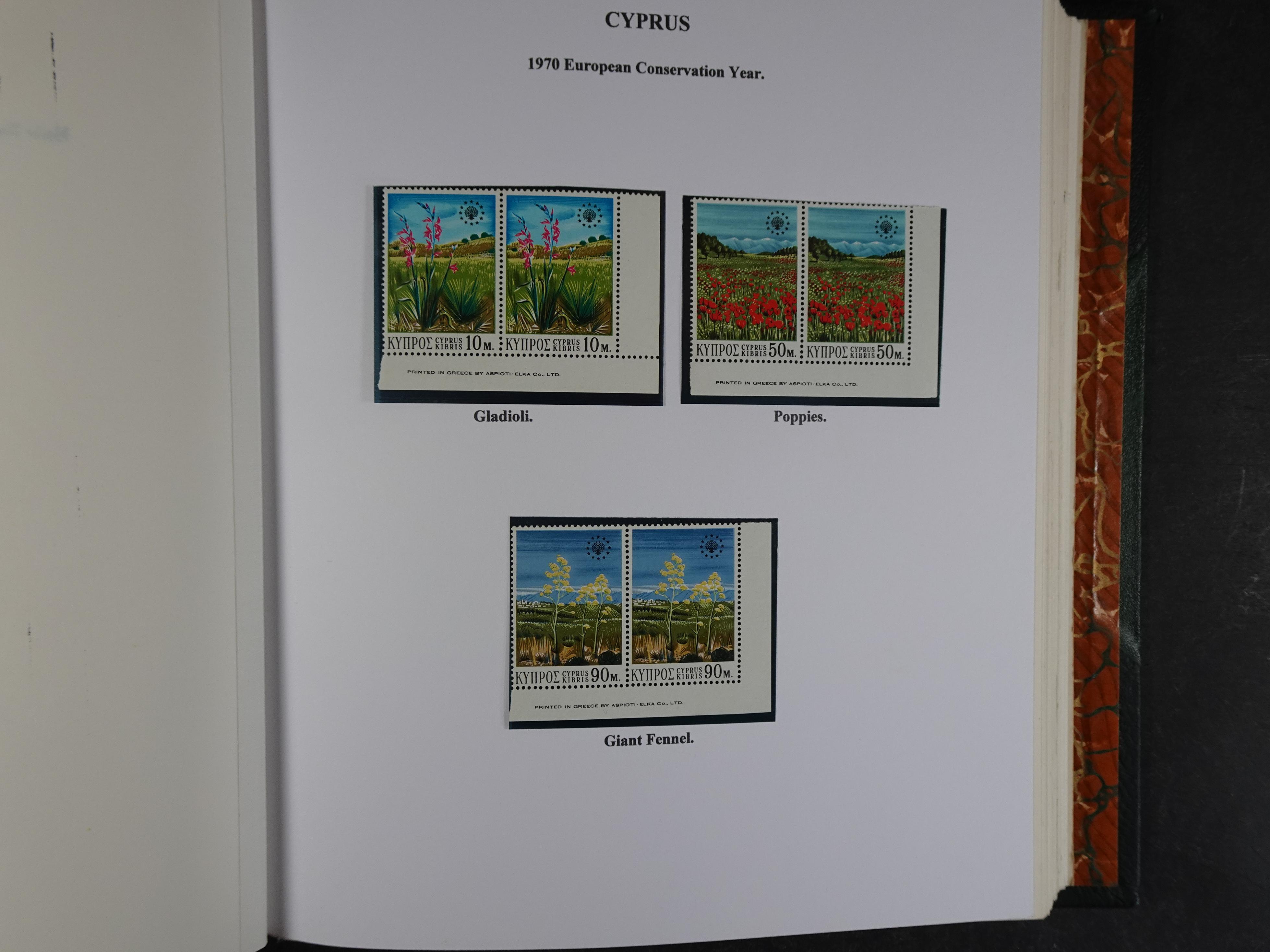 Prachtig en zeer uitgebreid collecte, waarbij dubbel verzameling. Tevens specimen, plaatfouten, boekjes, watermerken op blauwe albumbladeren.  398