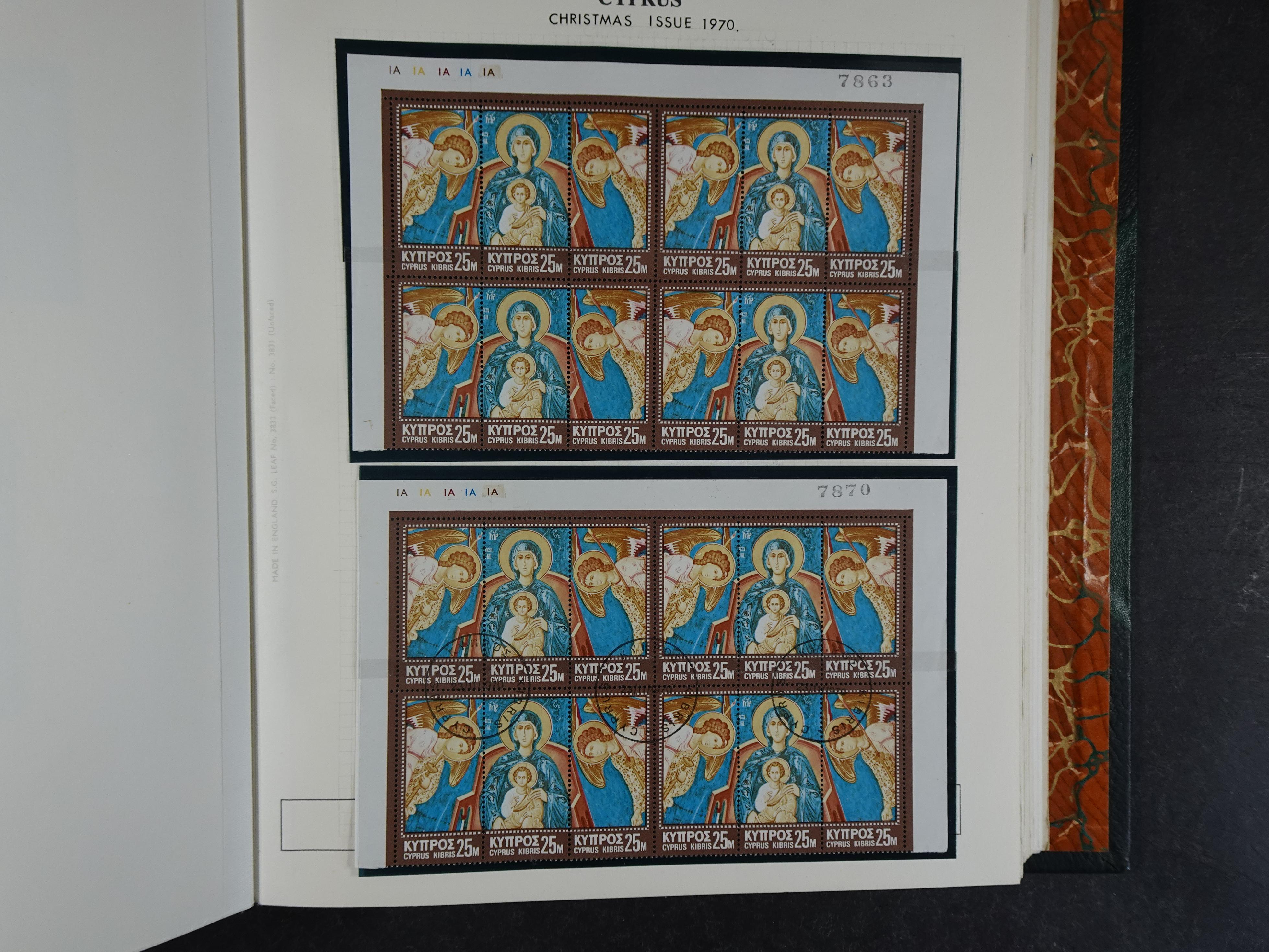 Prachtig en zeer uitgebreid collecte, waarbij dubbel verzameling. Tevens specimen, plaatfouten, boekjes, watermerken op blauwe albumbladeren.  410