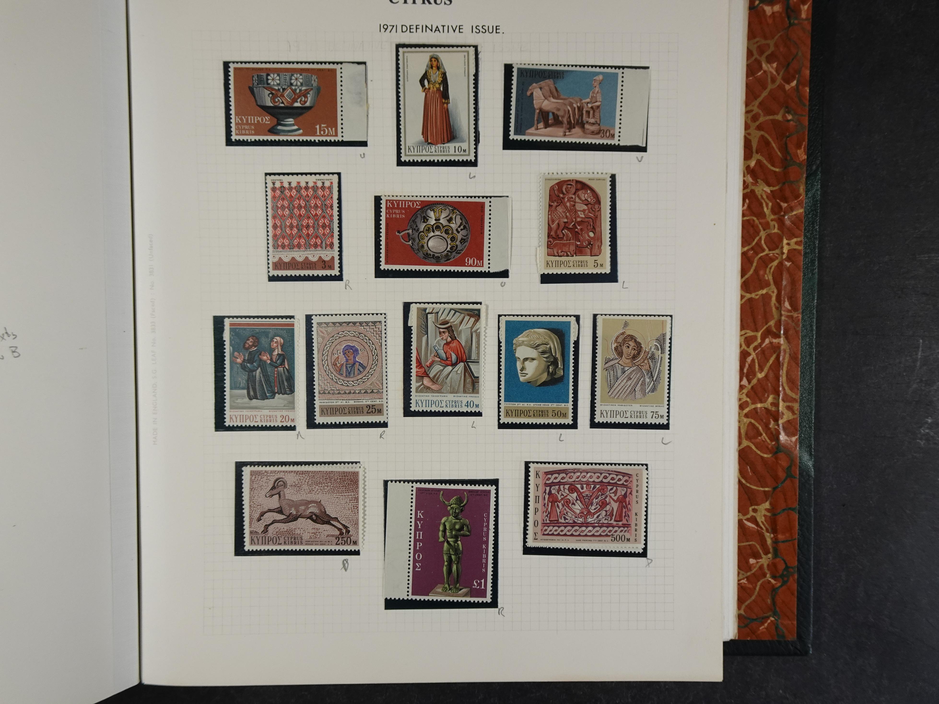 Prachtig en zeer uitgebreid collecte, waarbij dubbel verzameling. Tevens specimen, plaatfouten, boekjes, watermerken op blauwe albumbladeren.  415