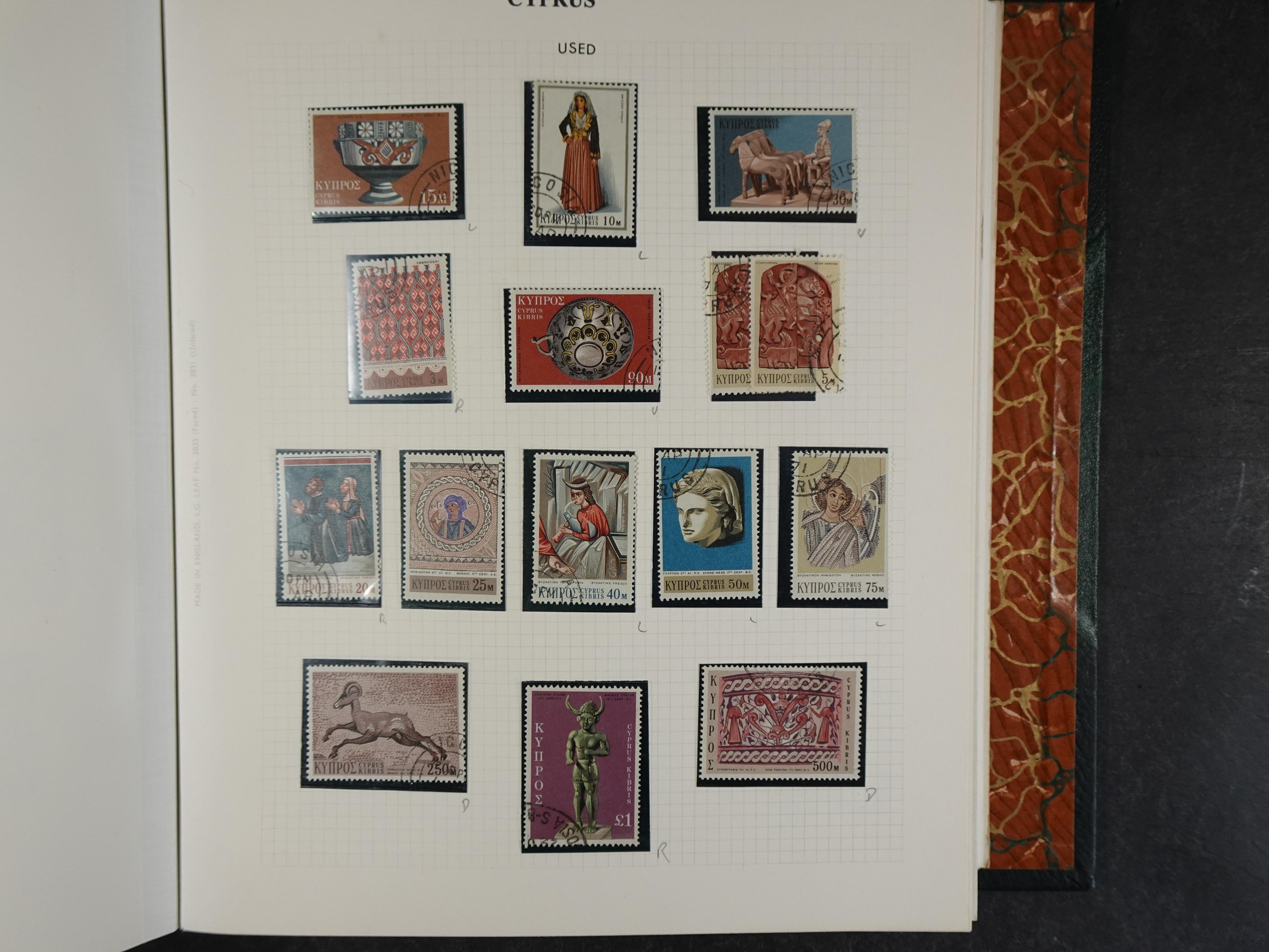 Prachtig en zeer uitgebreid collecte, waarbij dubbel verzameling. Tevens specimen, plaatfouten, boekjes, watermerken op blauwe albumbladeren.  416