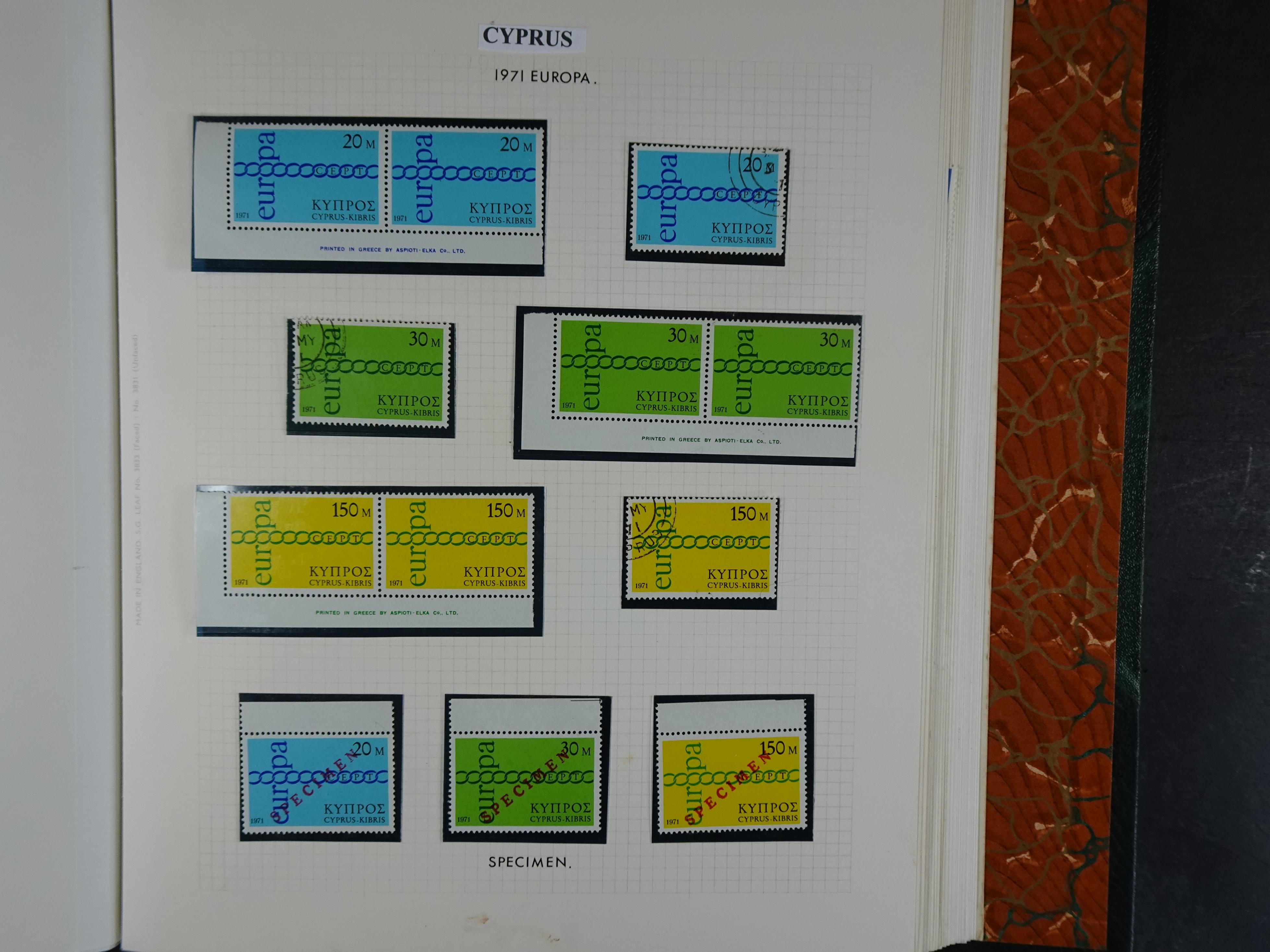 Prachtig en zeer uitgebreid collecte, waarbij dubbel verzameling. Tevens specimen, plaatfouten, boekjes, watermerken op blauwe albumbladeren.  424