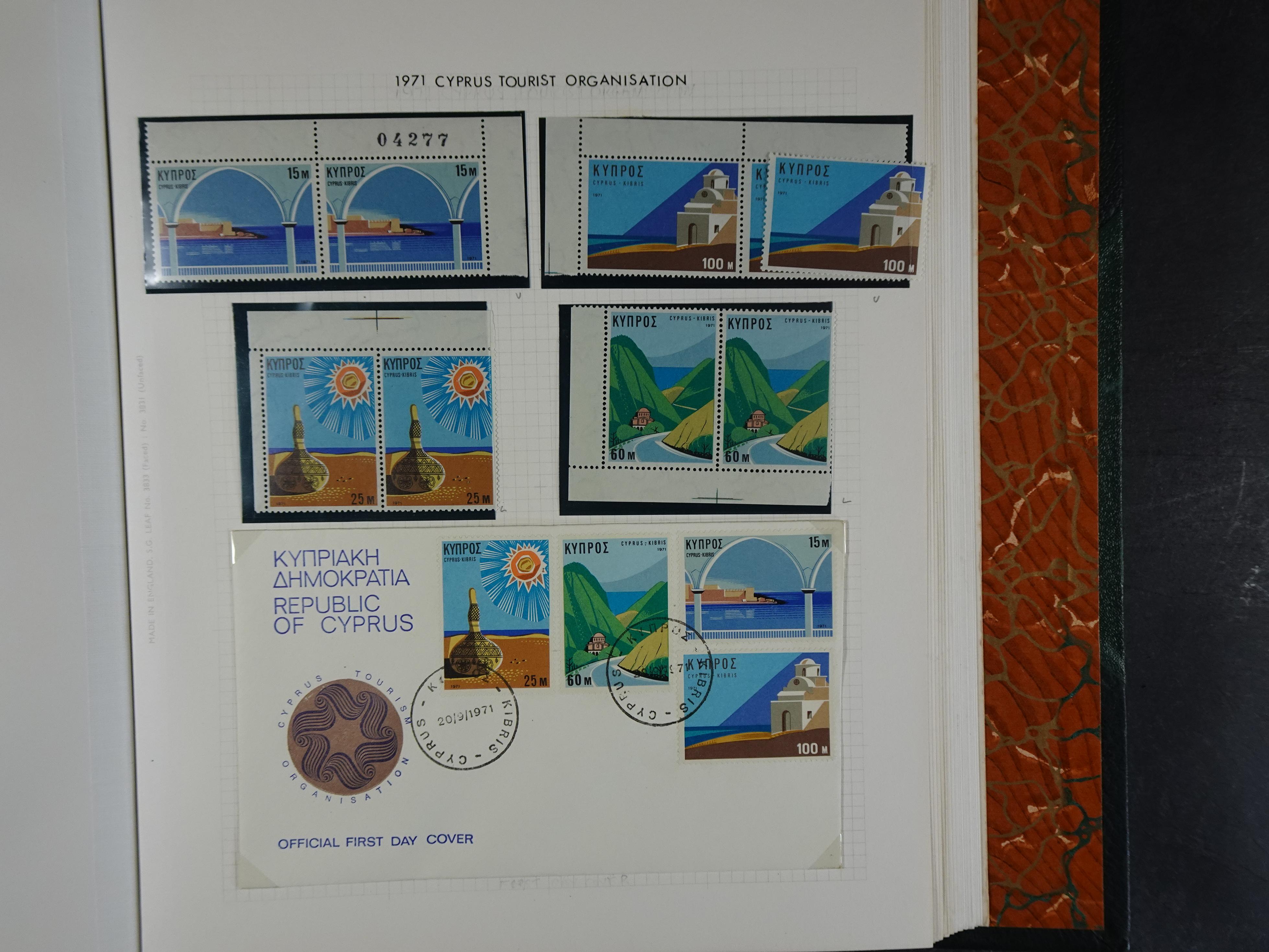 Prachtig en zeer uitgebreid collecte, waarbij dubbel verzameling. Tevens specimen, plaatfouten, boekjes, watermerken op blauwe albumbladeren.  428