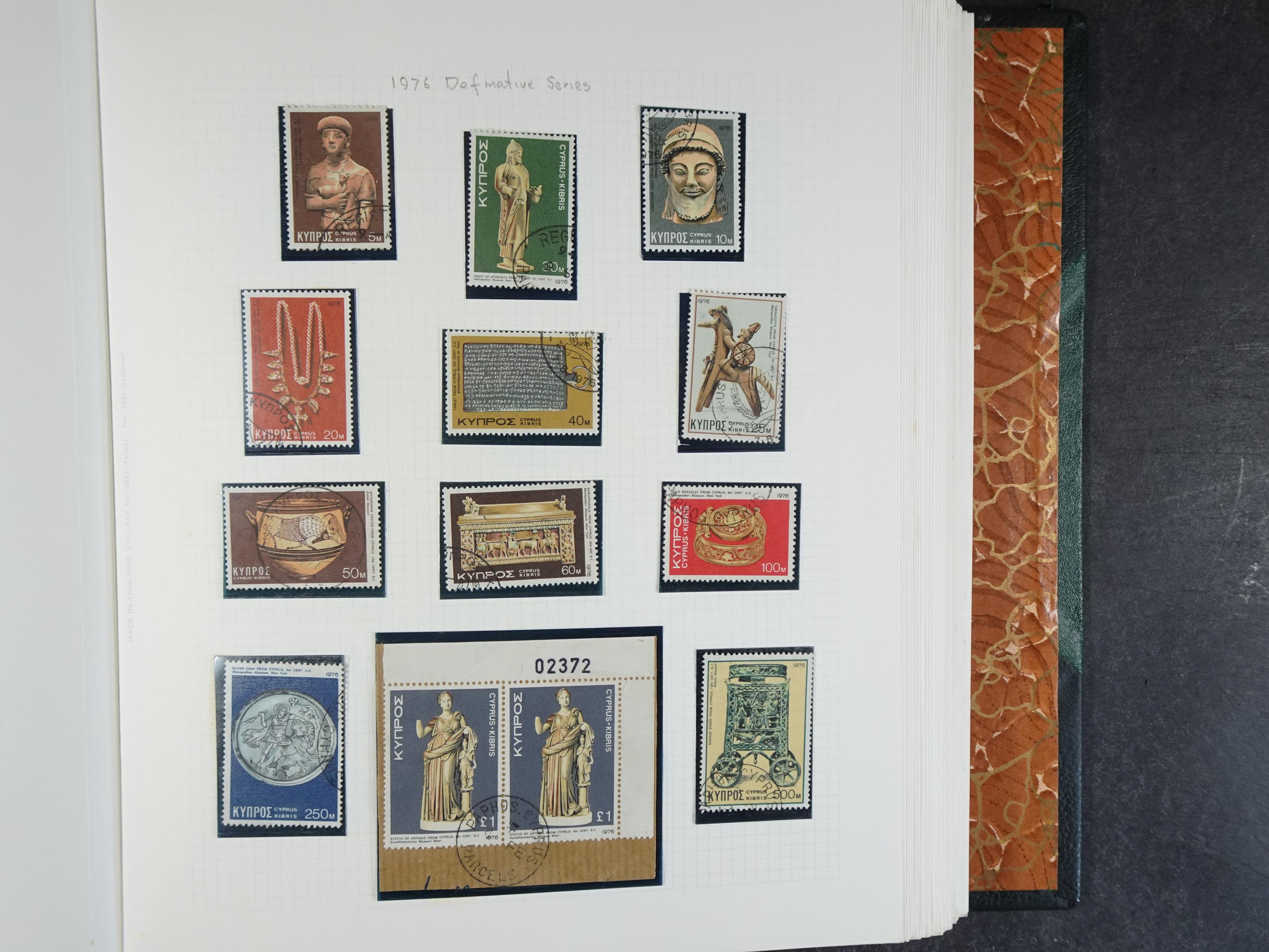 Prachtig en zeer uitgebreid collecte, waarbij dubbel verzameling. Tevens specimen, plaatfouten, boekjes, watermerken op blauwe albumbladeren.  492