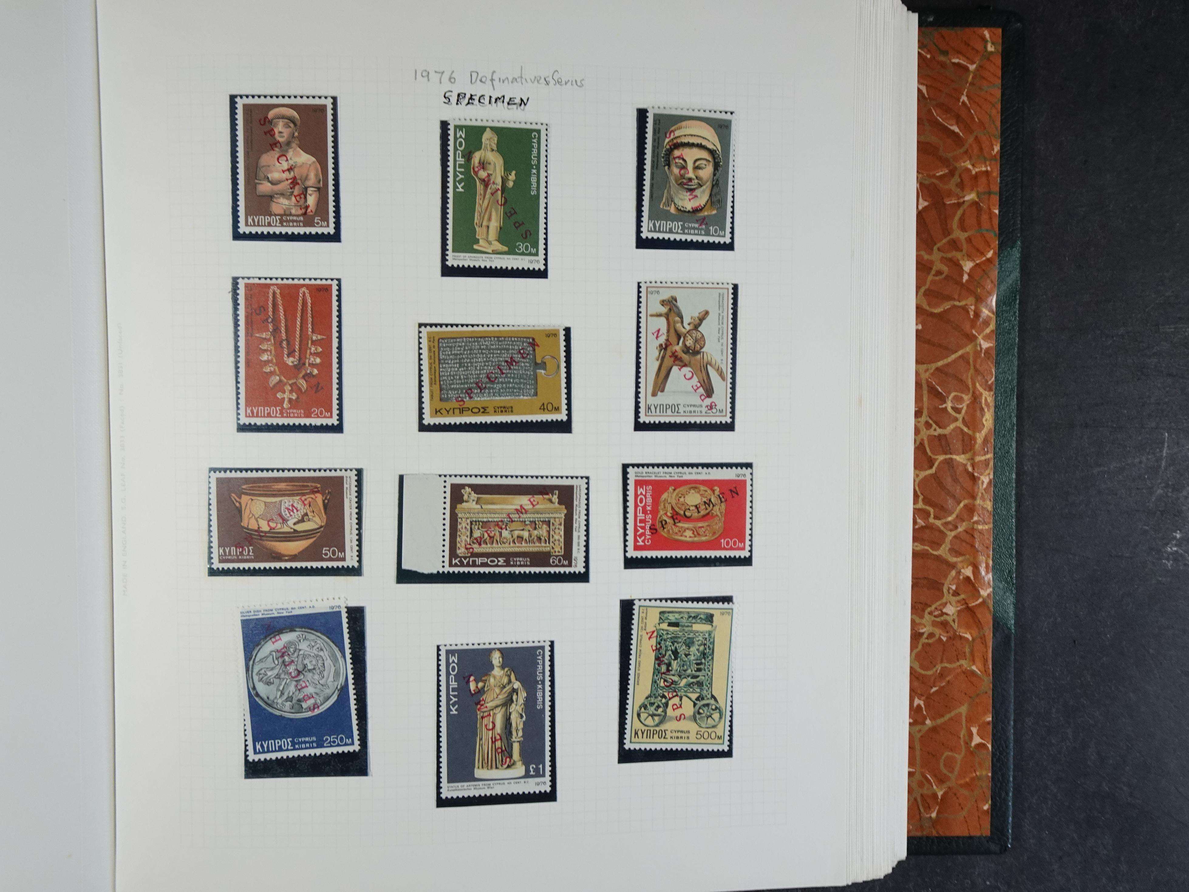 Prachtig en zeer uitgebreid collecte, waarbij dubbel verzameling. Tevens specimen, plaatfouten, boekjes, watermerken op blauwe albumbladeren.  493