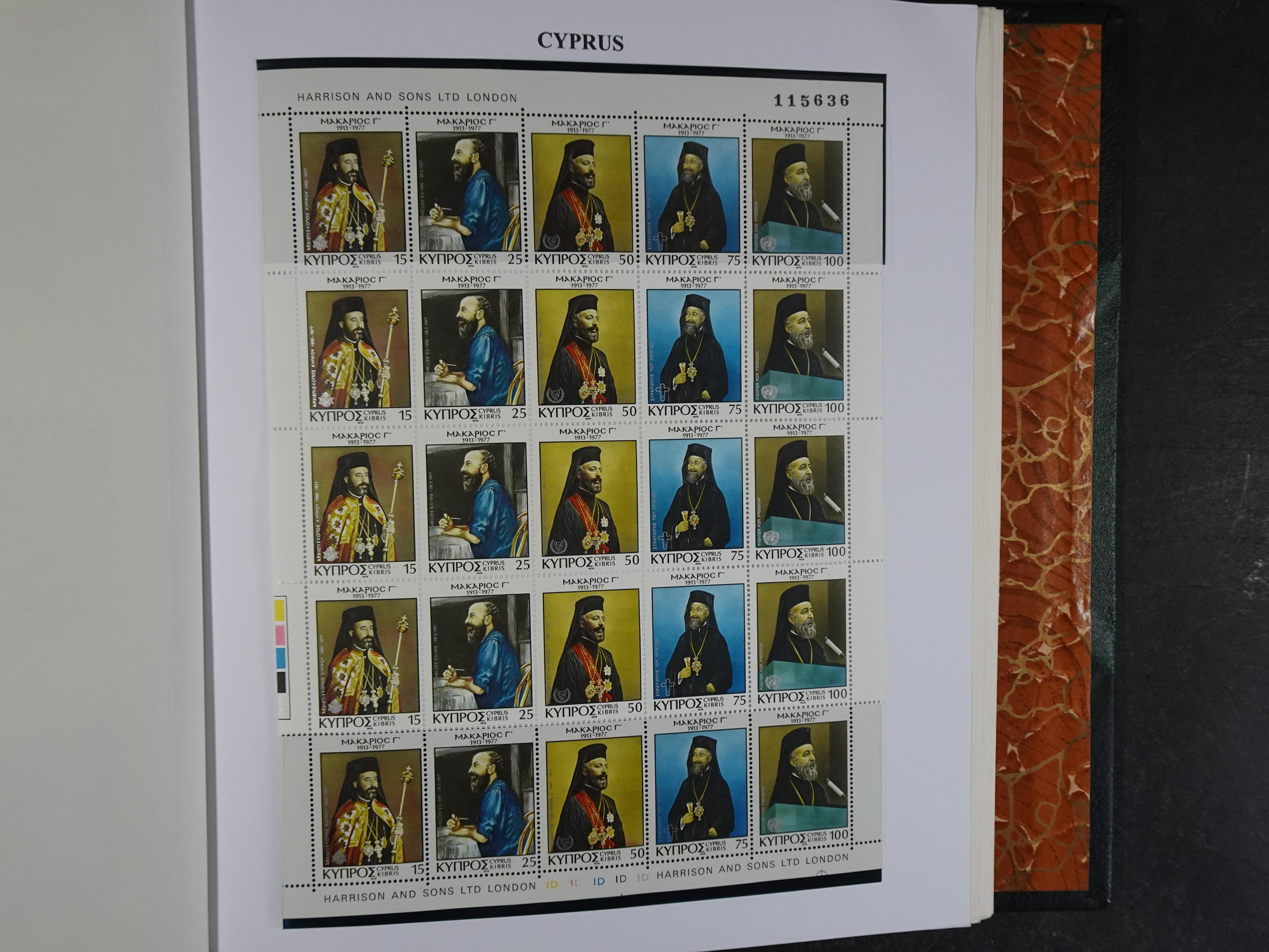 Prachtig en zeer uitgebreid collecte, waarbij dubbel verzameling. Tevens specimen, plaatfouten, boekjes, watermerken op blauwe albumbladeren.  520