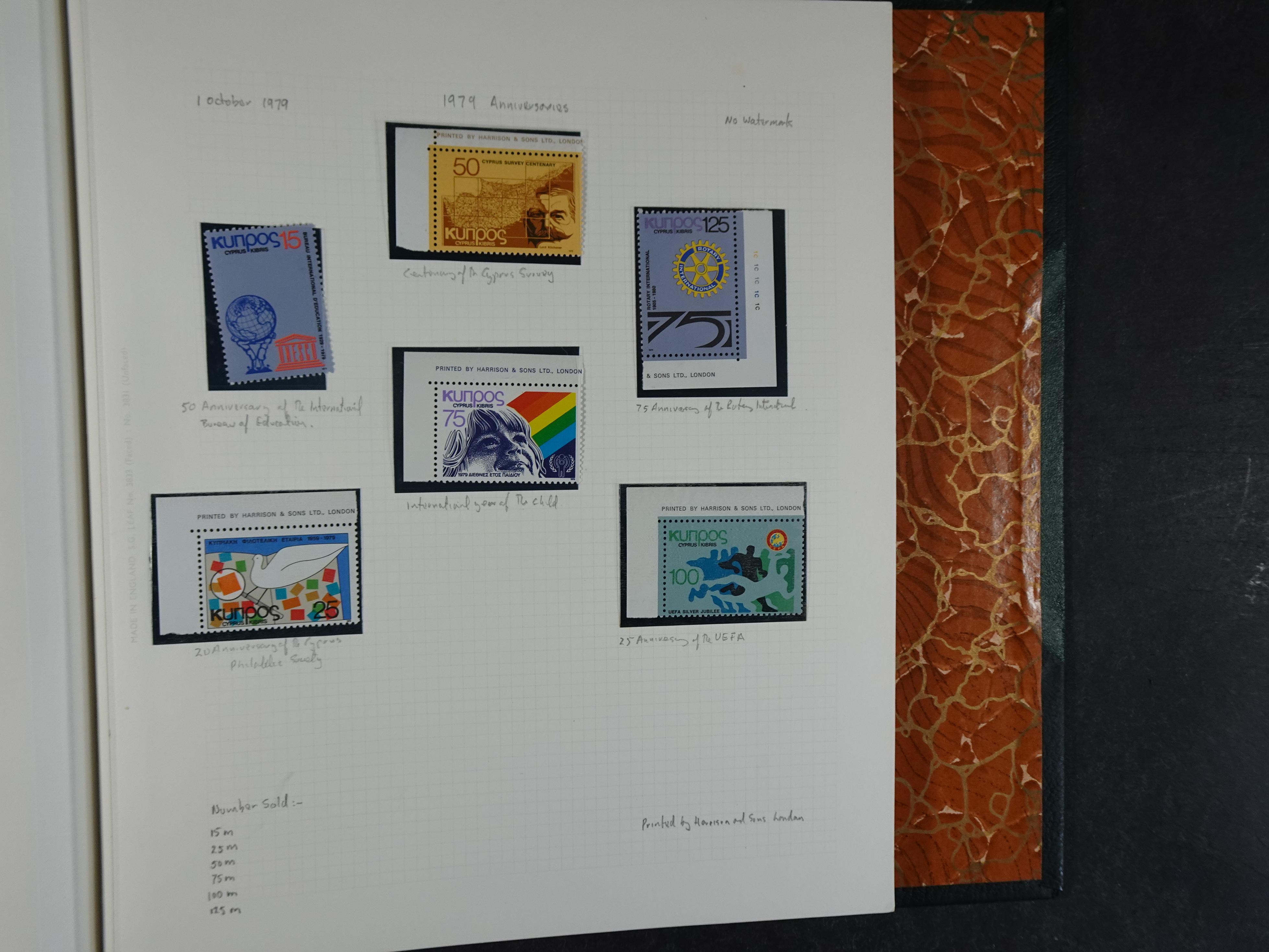 Prachtig en zeer uitgebreid collecte, waarbij dubbel verzameling. Tevens specimen, plaatfouten, boekjes, watermerken op blauwe albumbladeren.  530