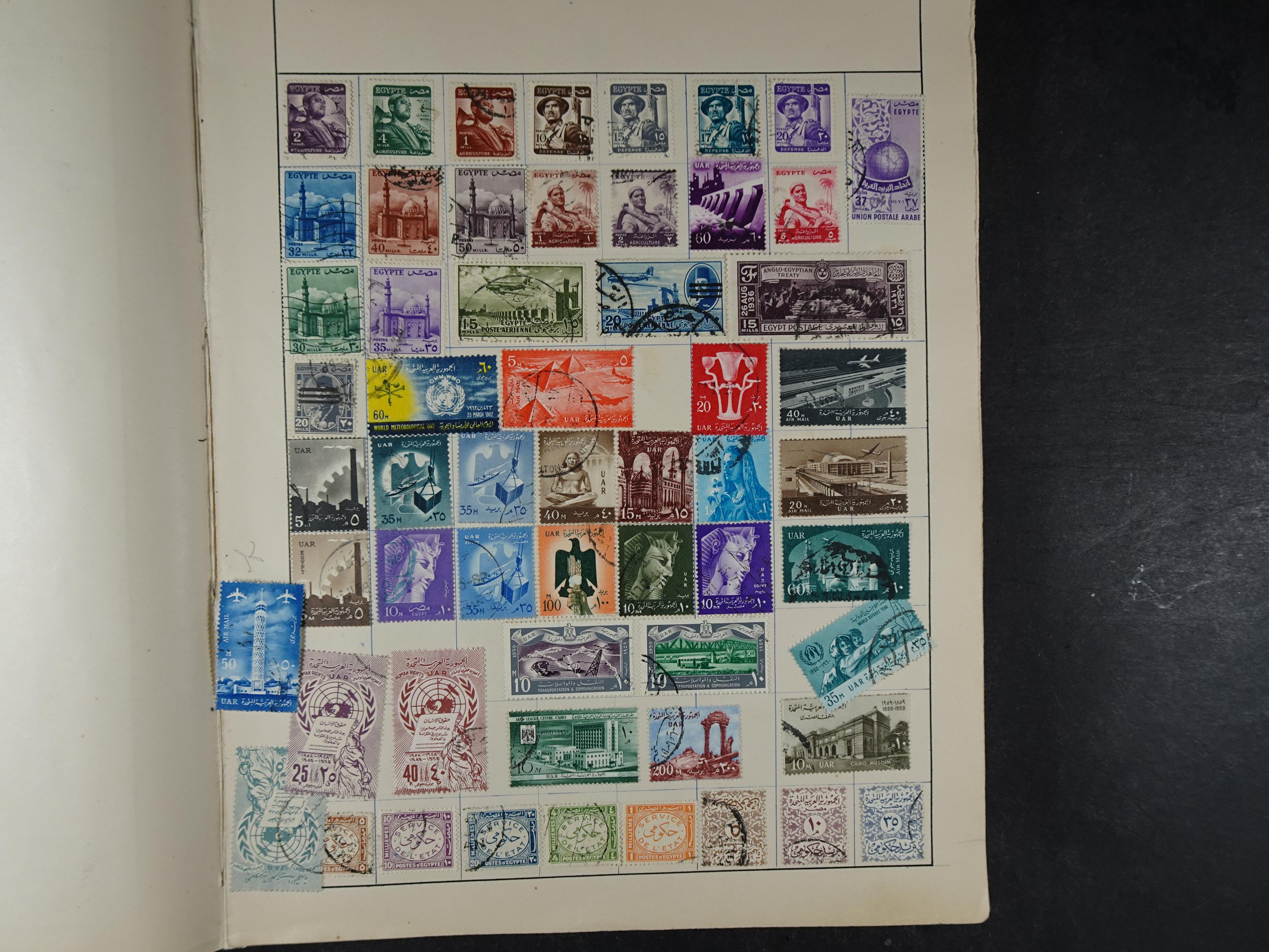 Mooie verzameling met ook China en Japan. 24