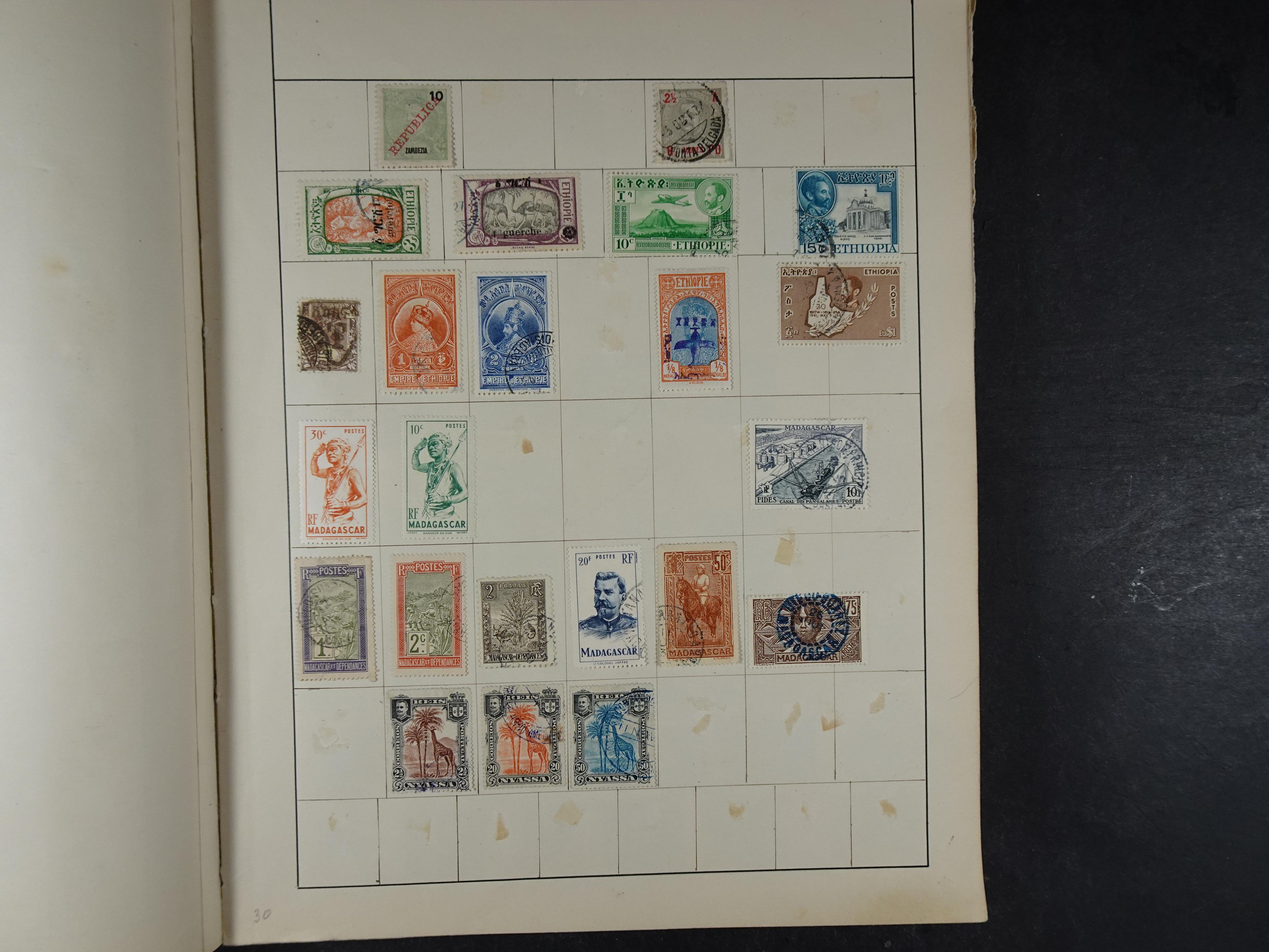 Mooie verzameling met ook China en Japan. 32