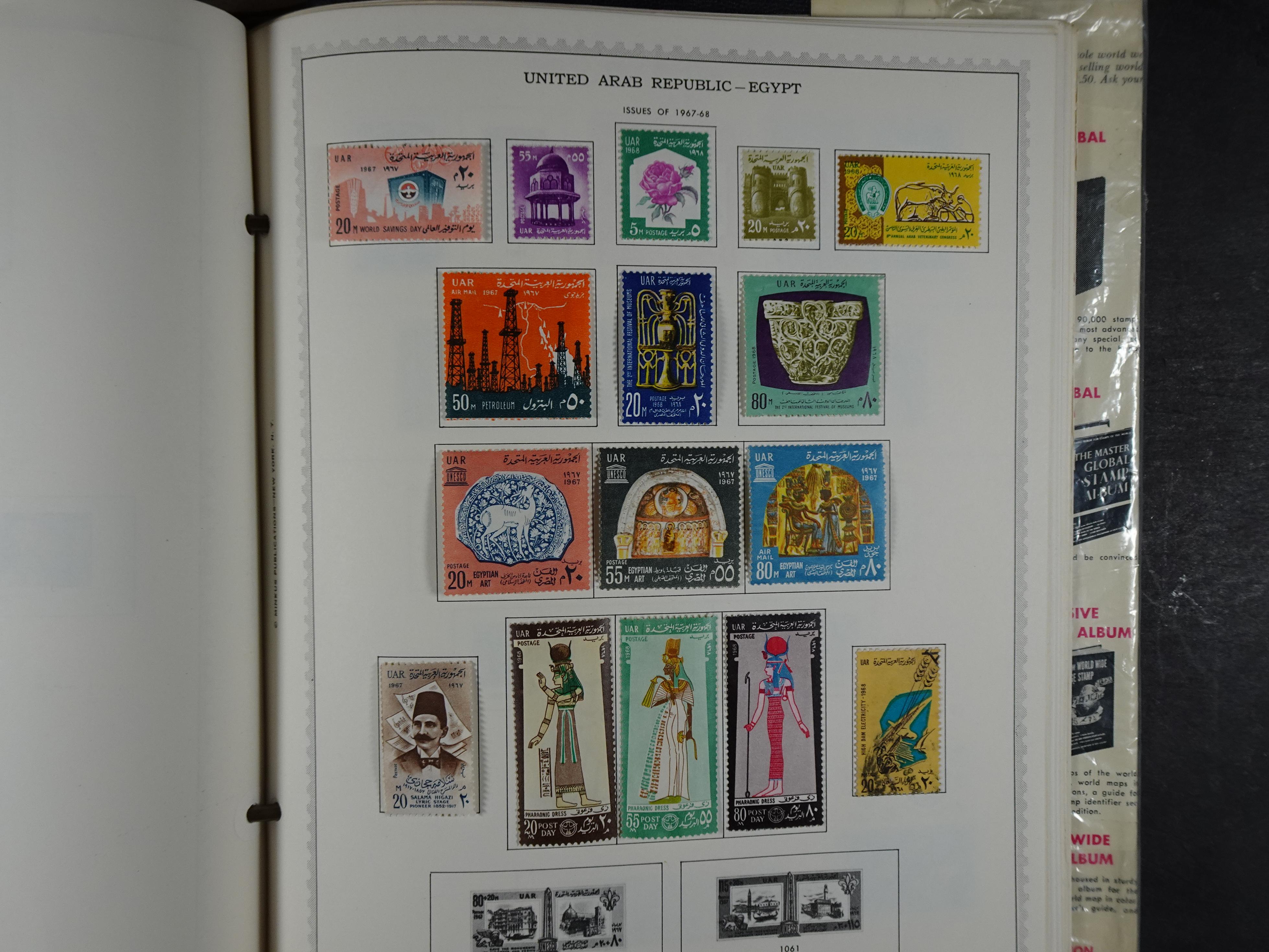 Redelijk compleet verzameling  zonder veel bijzonderdelen.
Veel 1e plakker. 68