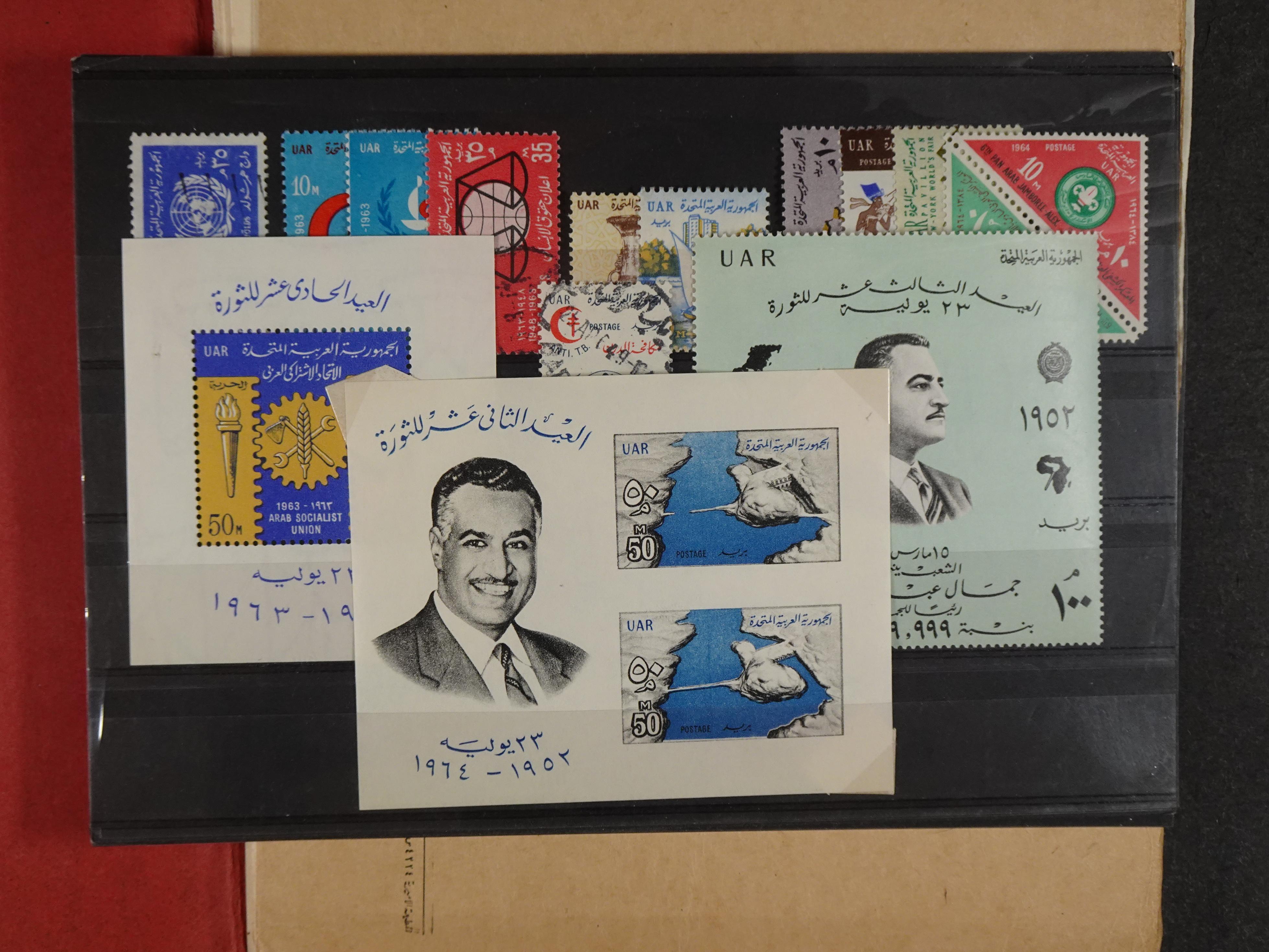 Redelijk compleet verzameling  zonder veel bijzonderdelen.
Veel 1e plakker. 91