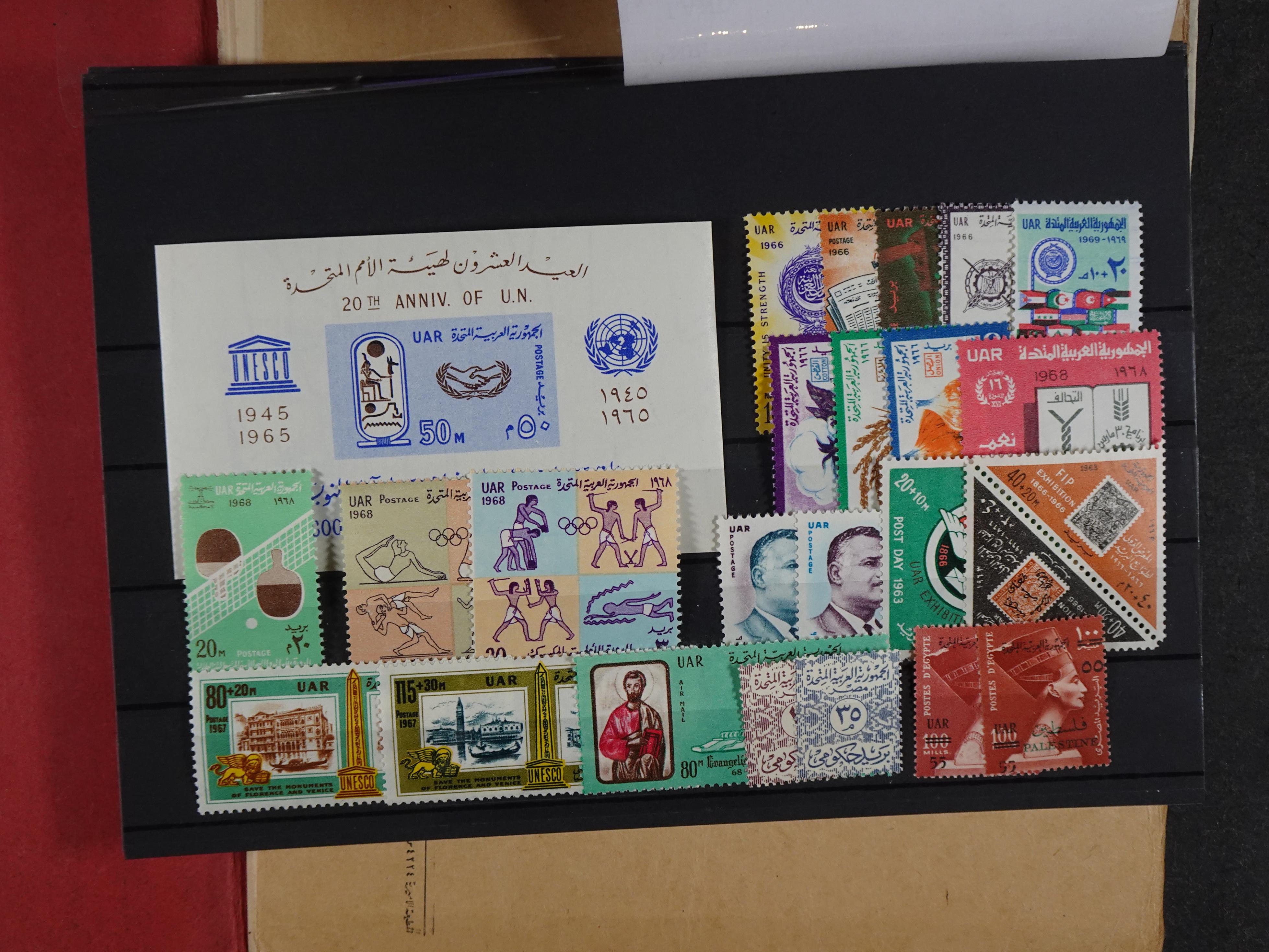 Redelijk compleet verzameling  zonder veel bijzonderdelen.
Veel 1e plakker. 92