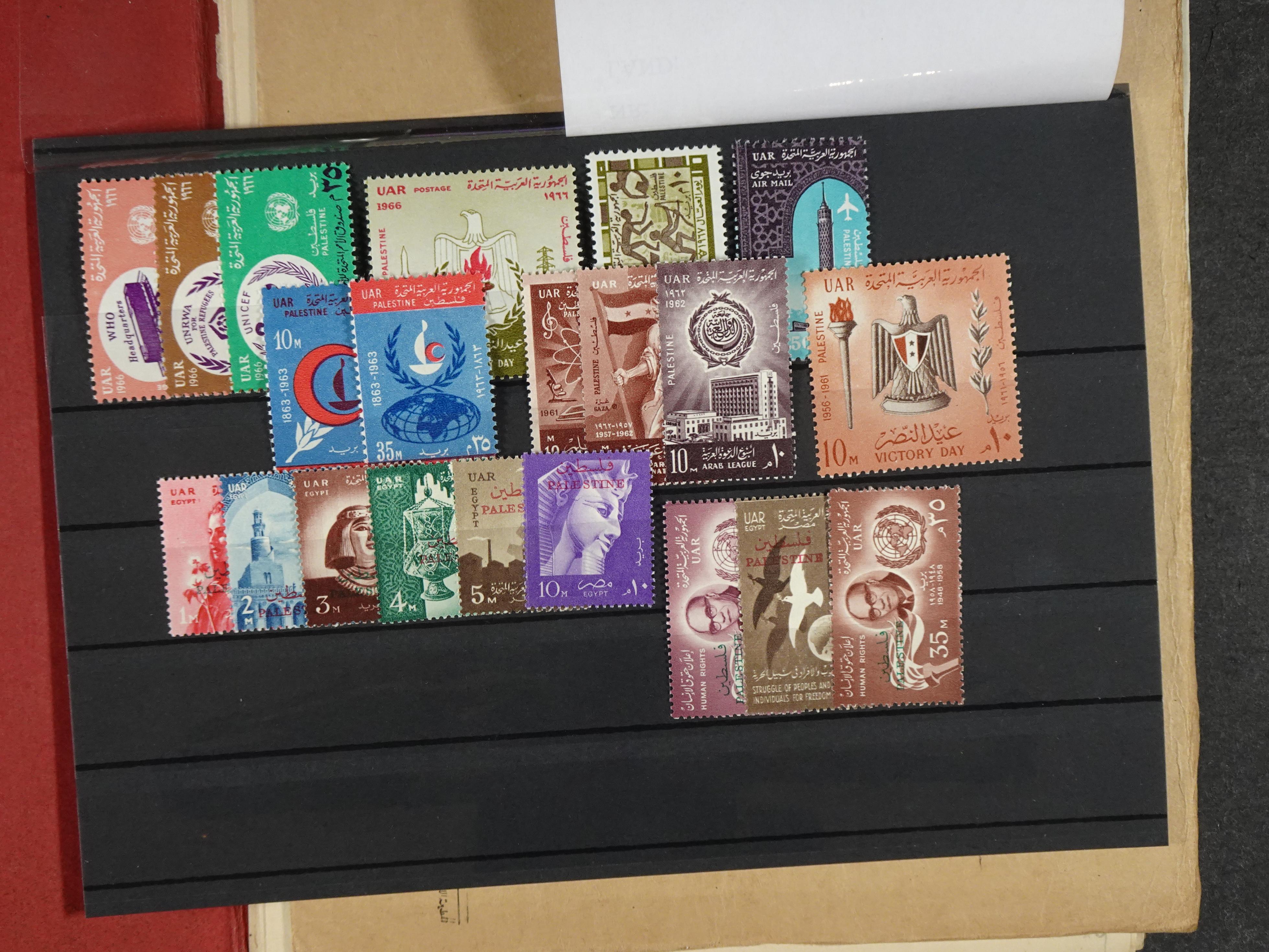 Redelijk compleet verzameling  zonder veel bijzonderdelen.
Veel 1e plakker. 93