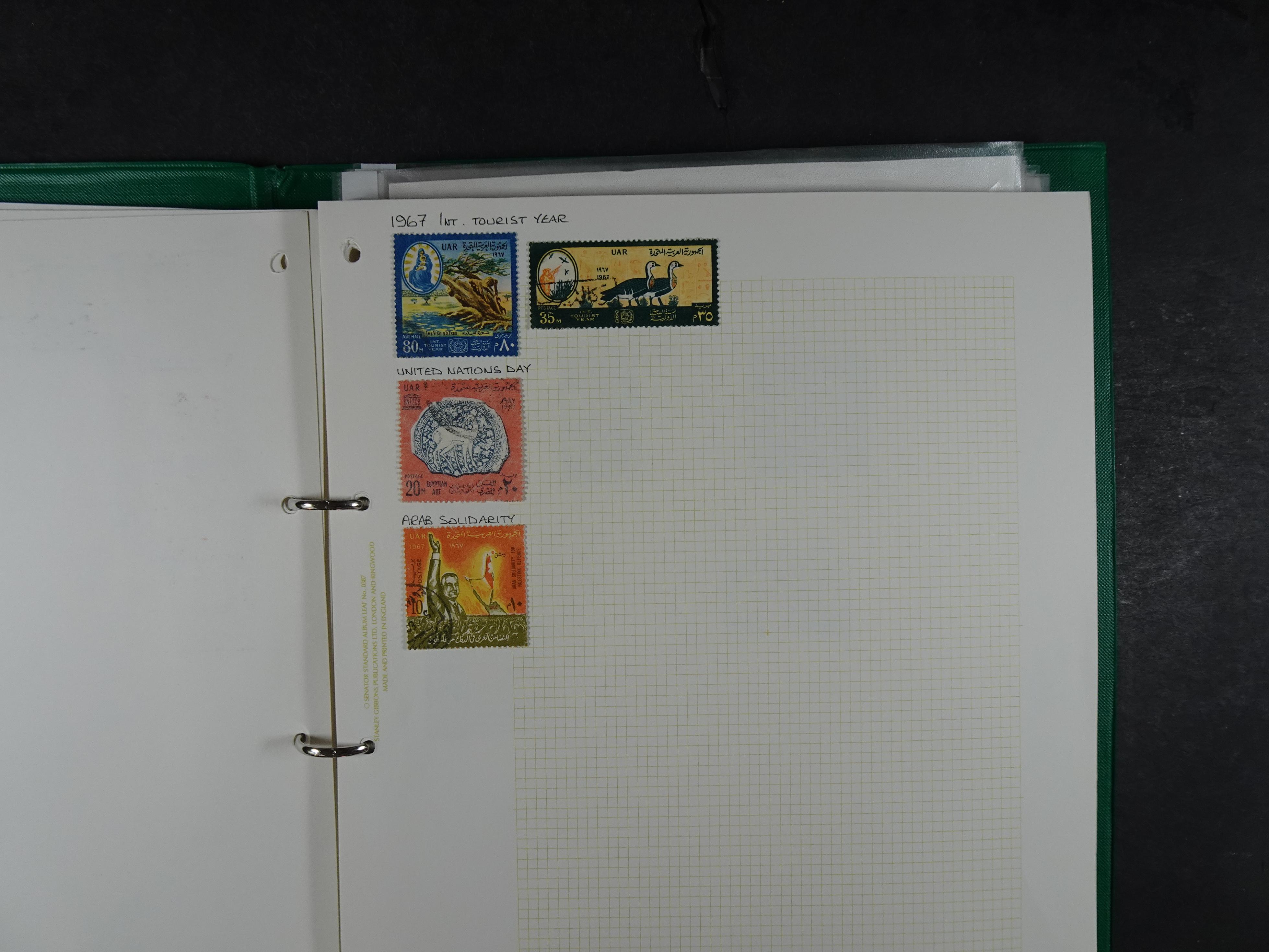 Redelijk compleet verzameling  zonder veel bijzonderdelen.
Veel 1e plakker. 166