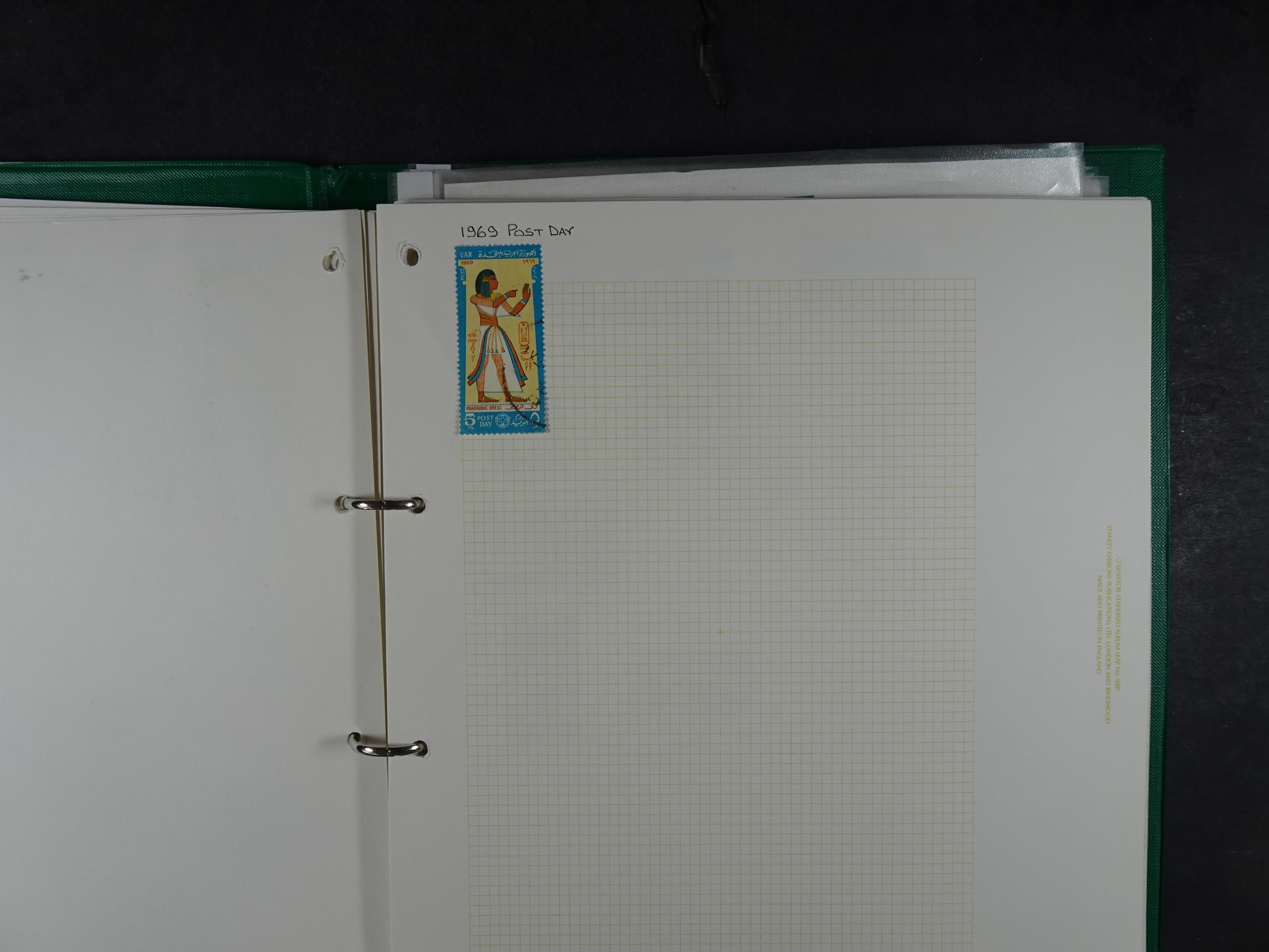 Redelijk compleet verzameling  zonder veel bijzonderdelen.
Veel 1e plakker. 169