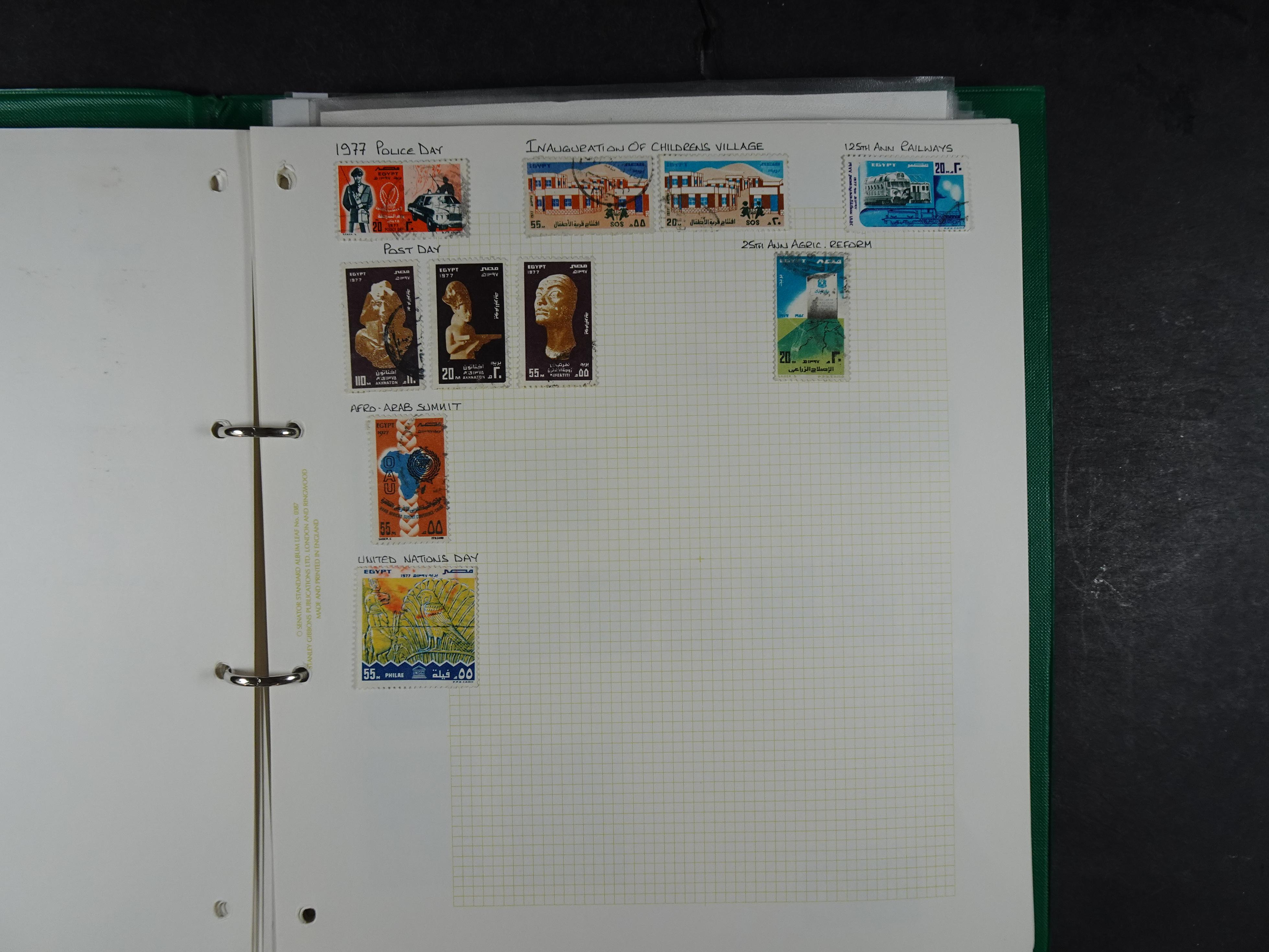 Redelijk compleet verzameling  zonder veel bijzonderdelen.
Veel 1e plakker. 178