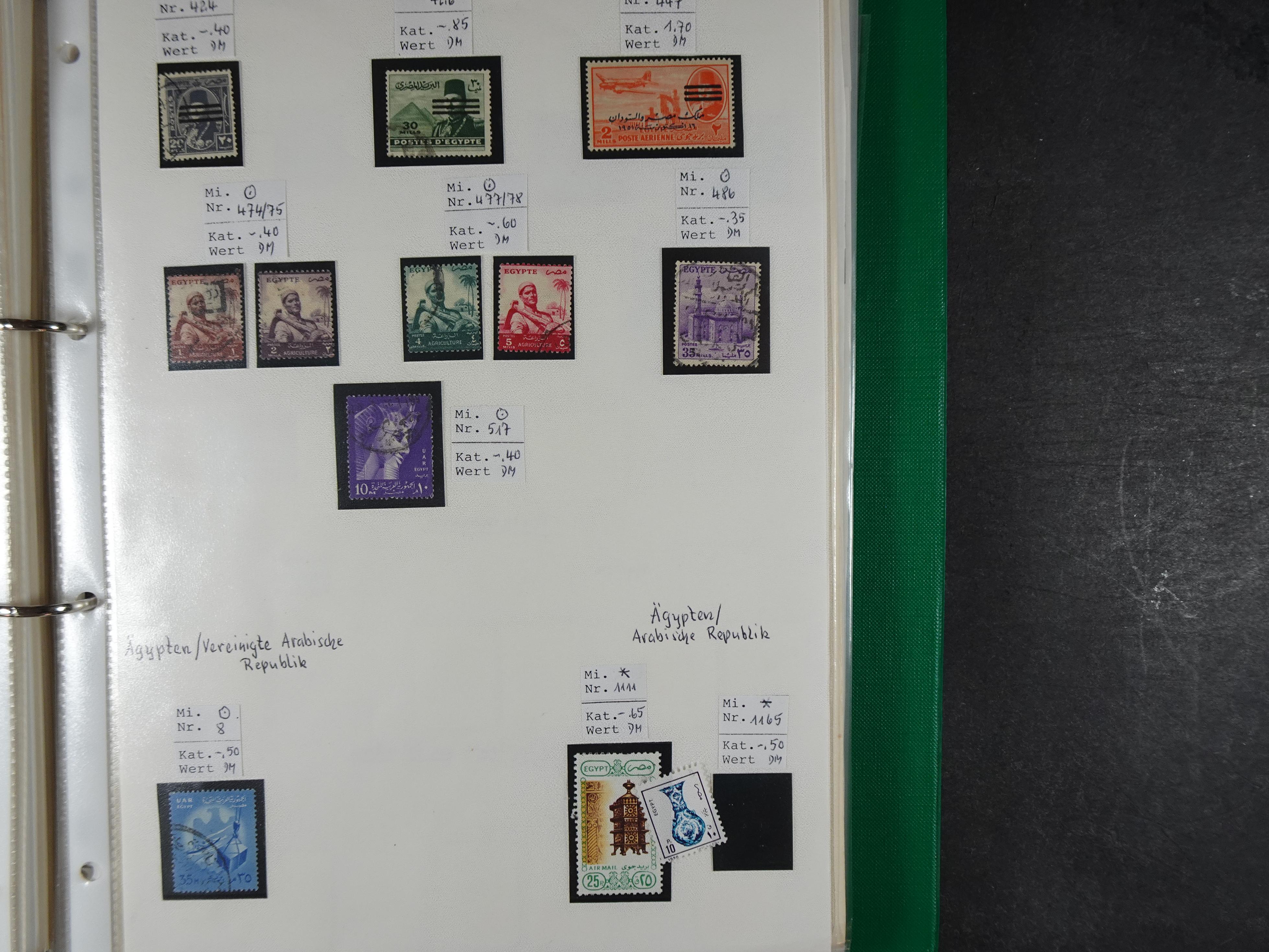 Redelijk compleet verzameling  zonder veel bijzonderdelen.
Veel 1e plakker. 202