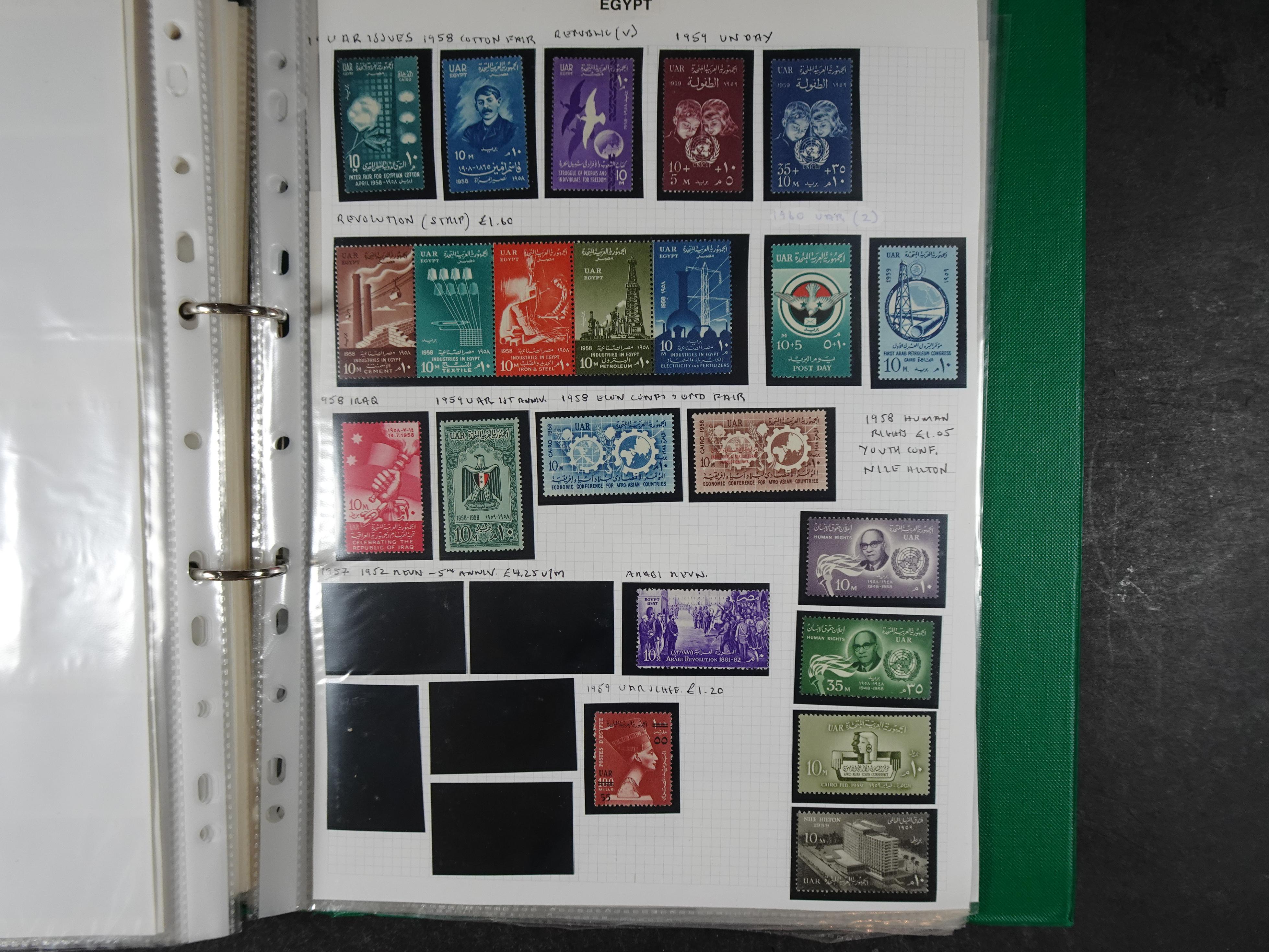 Redelijk compleet verzameling  zonder veel bijzonderdelen.
Veel 1e plakker. 221