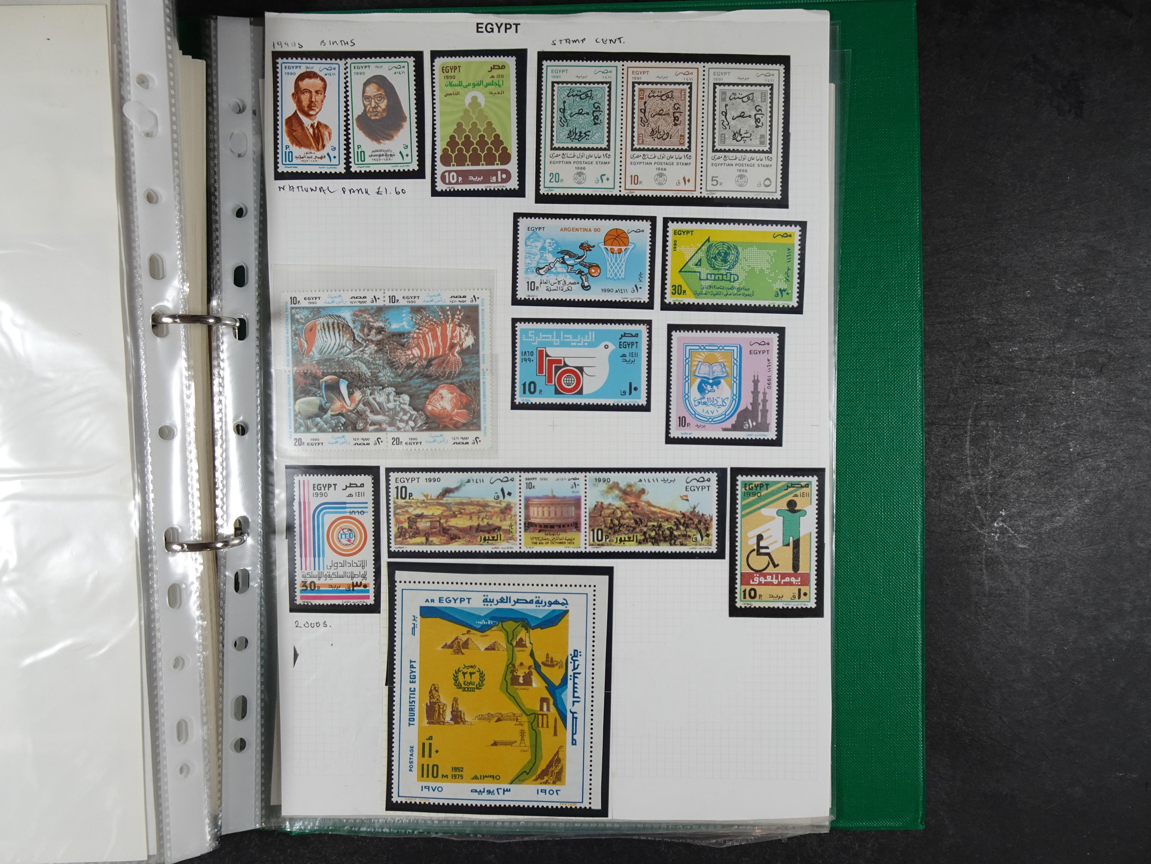 Redelijk compleet verzameling  zonder veel bijzonderdelen.
Veel 1e plakker. 228