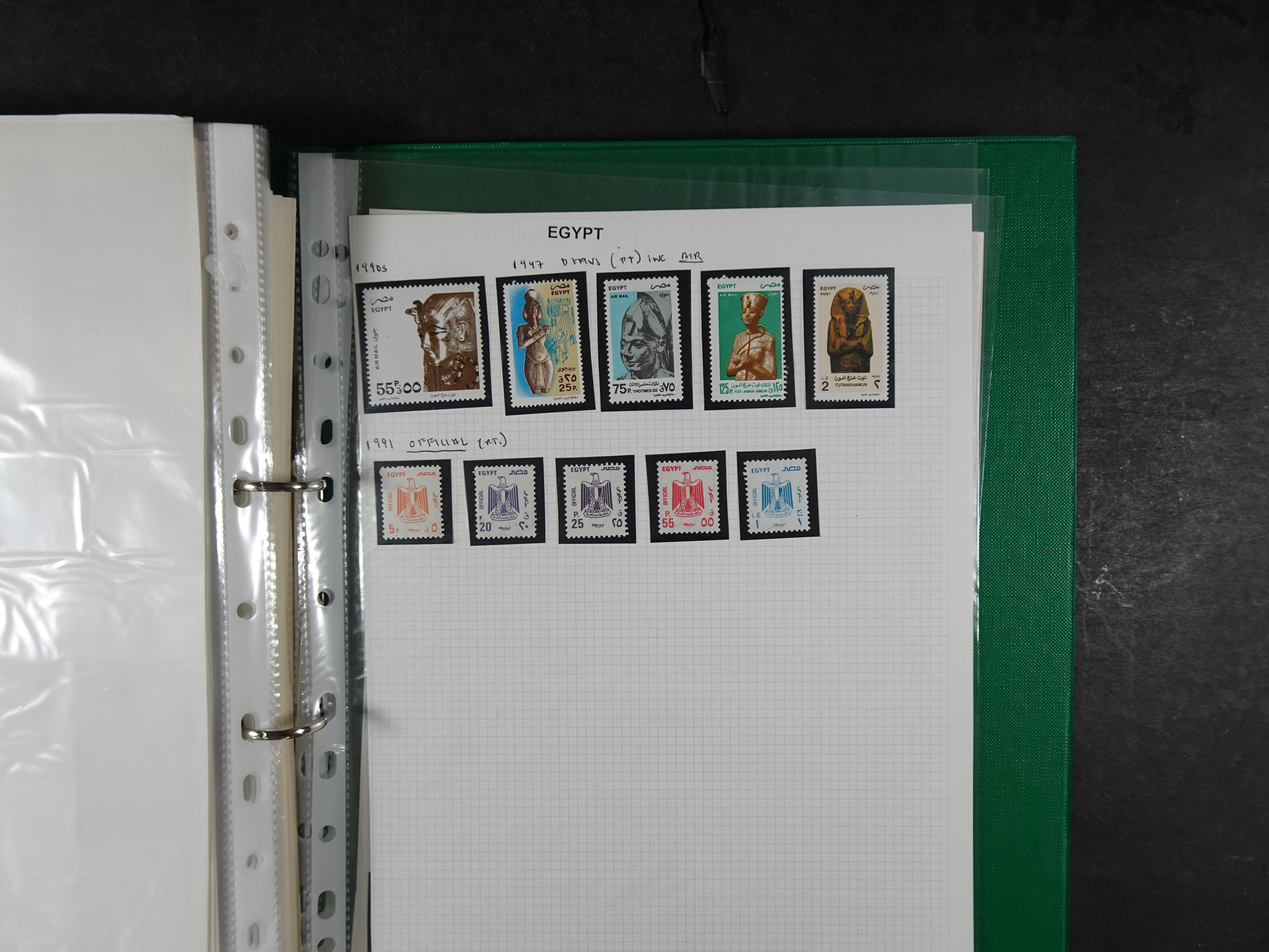 Redelijk compleet verzameling  zonder veel bijzonderdelen.
Veel 1e plakker. 229