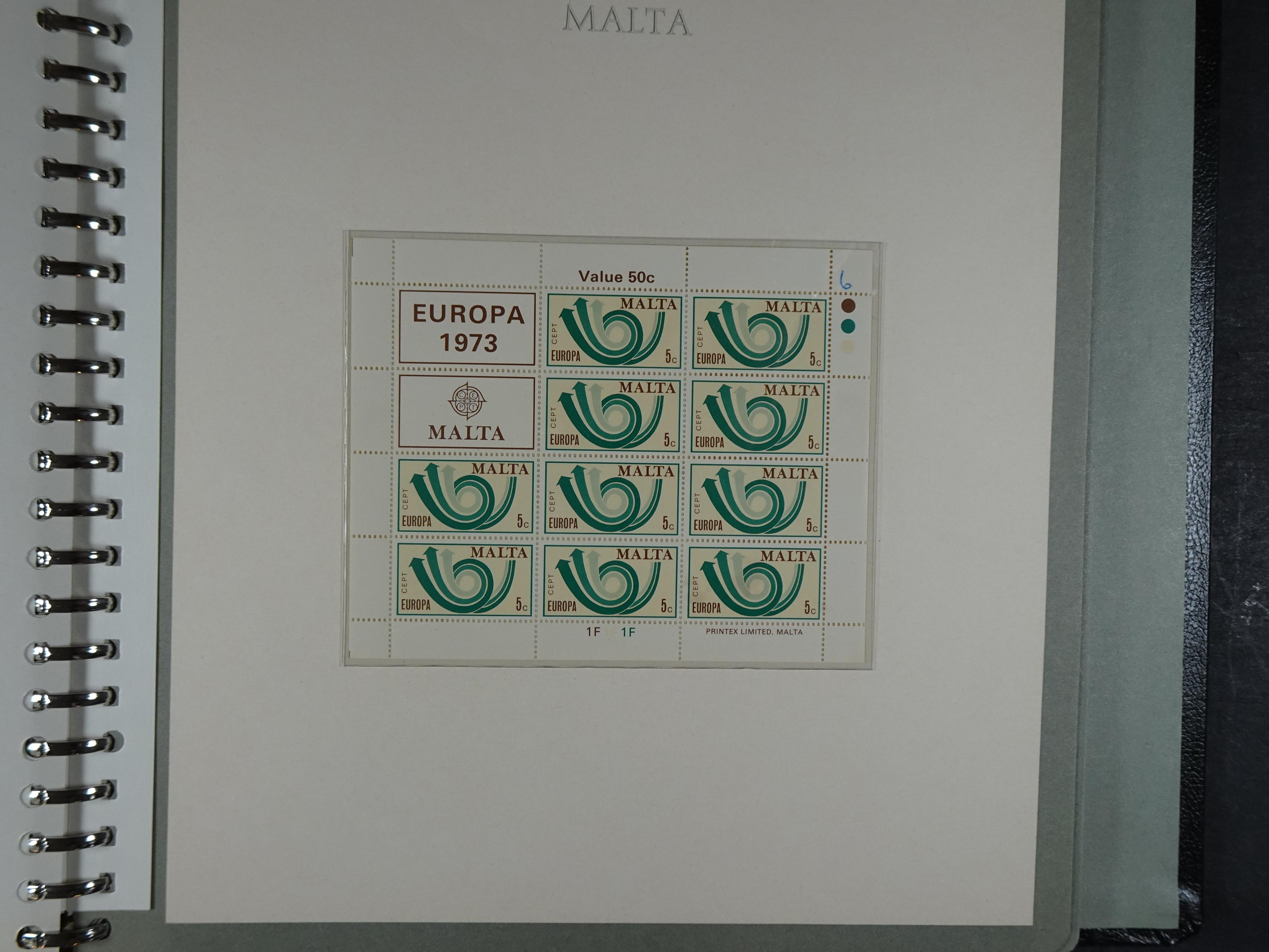 Compleet postfrisse verzameling 1964 - 1984 incl. blokken. 32