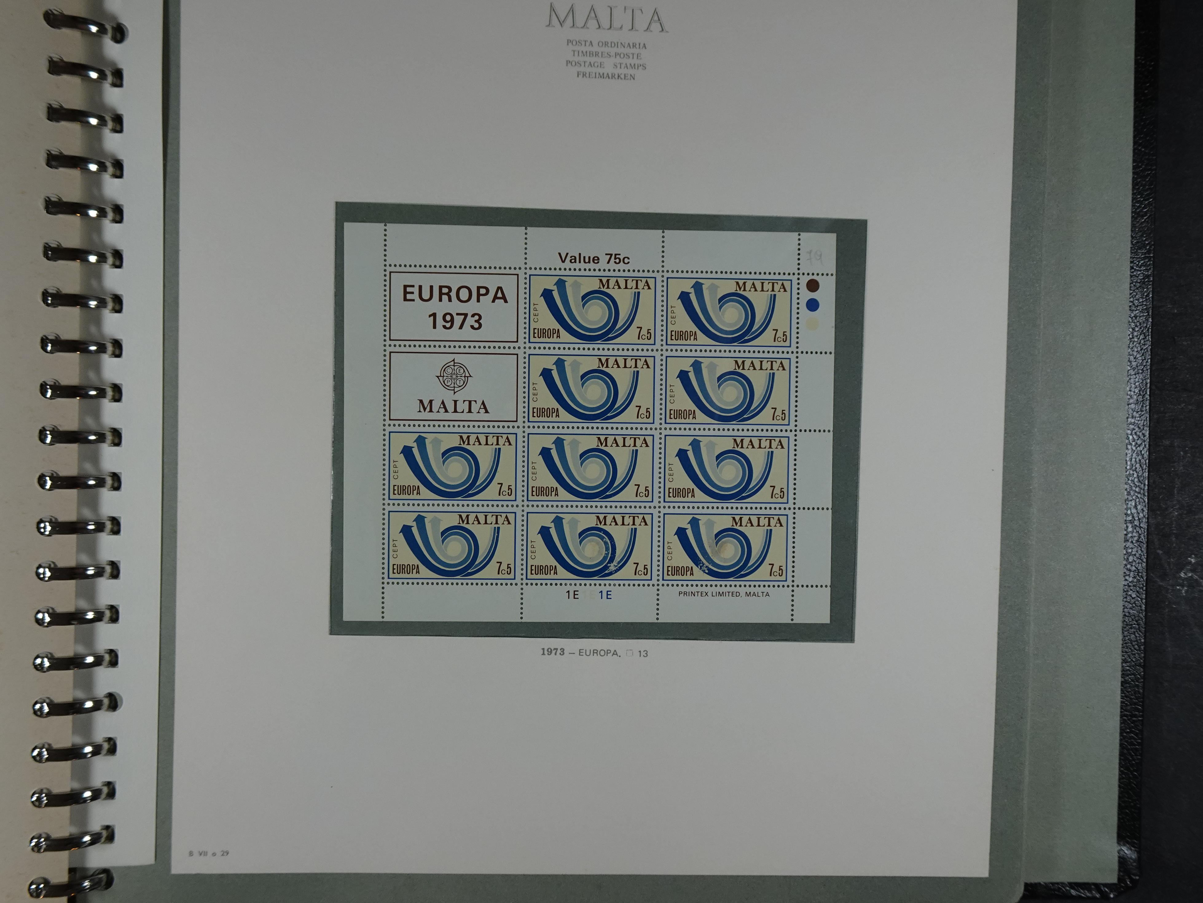 Compleet postfrisse verzameling 1964 - 1984 incl. blokken. 33