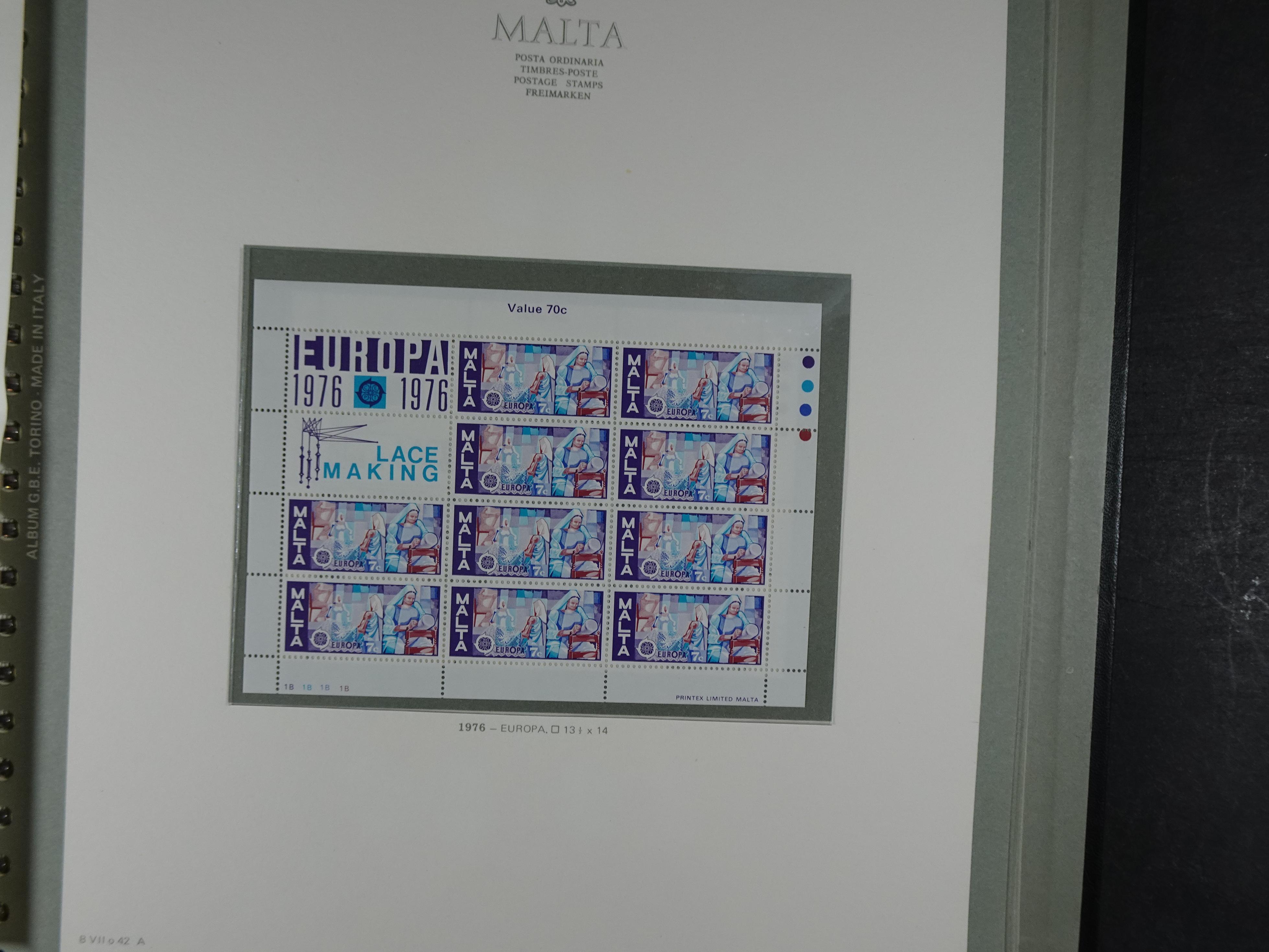 Compleet postfrisse verzameling 1964 - 1984 incl. blokken. 50