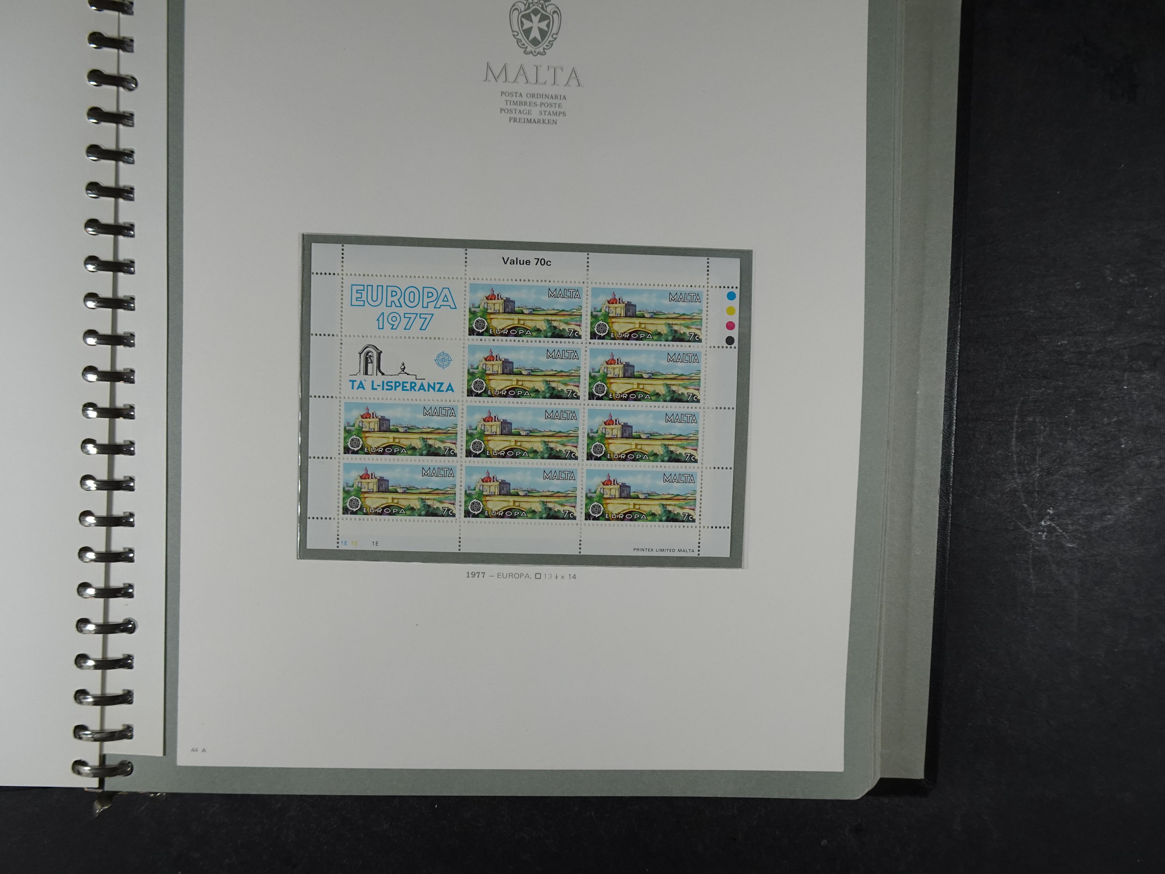 Compleet postfrisse verzameling 1964 - 1984 incl. blokken. 54