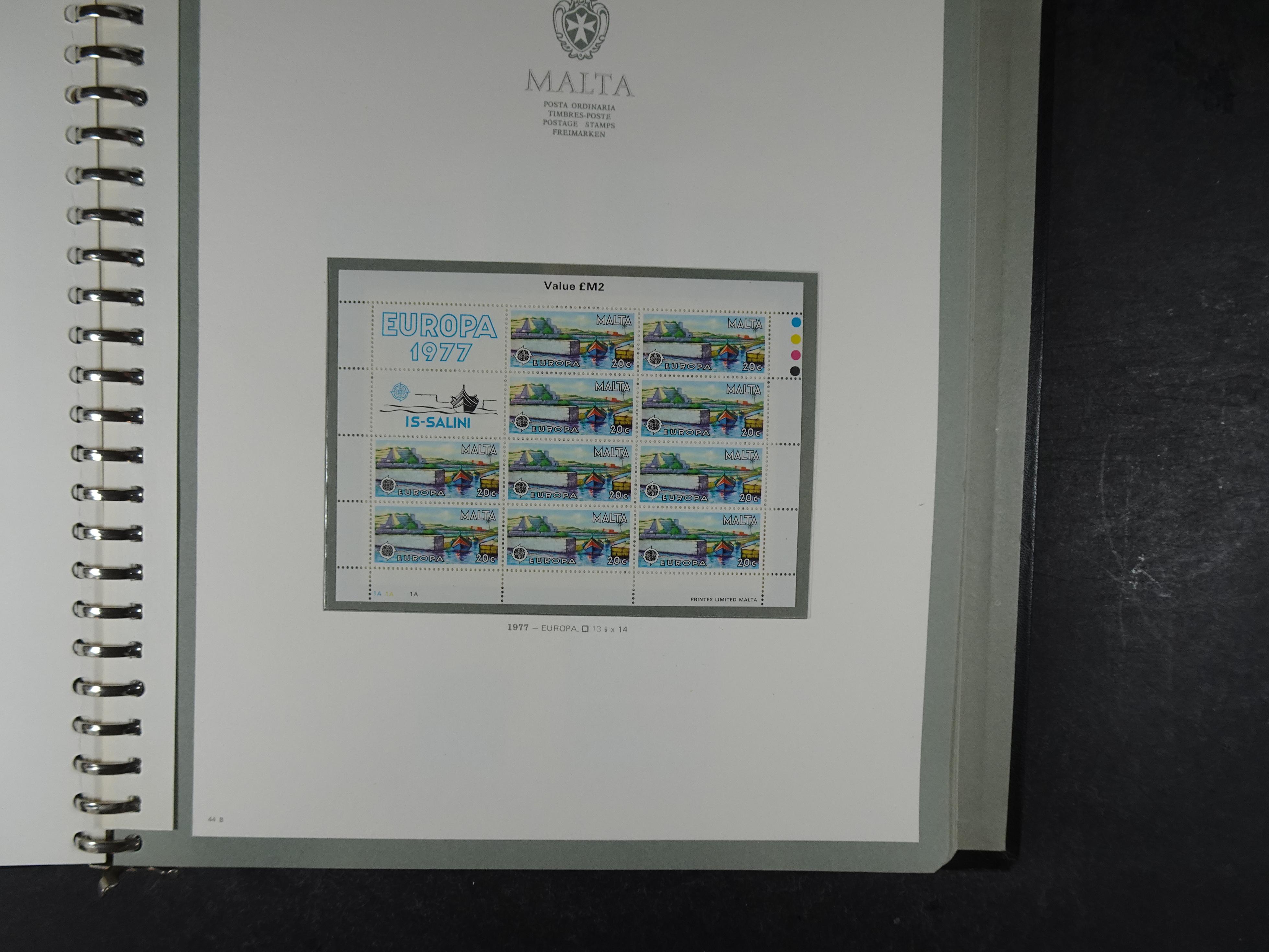 Compleet postfrisse verzameling 1964 - 1984 incl. blokken. 55