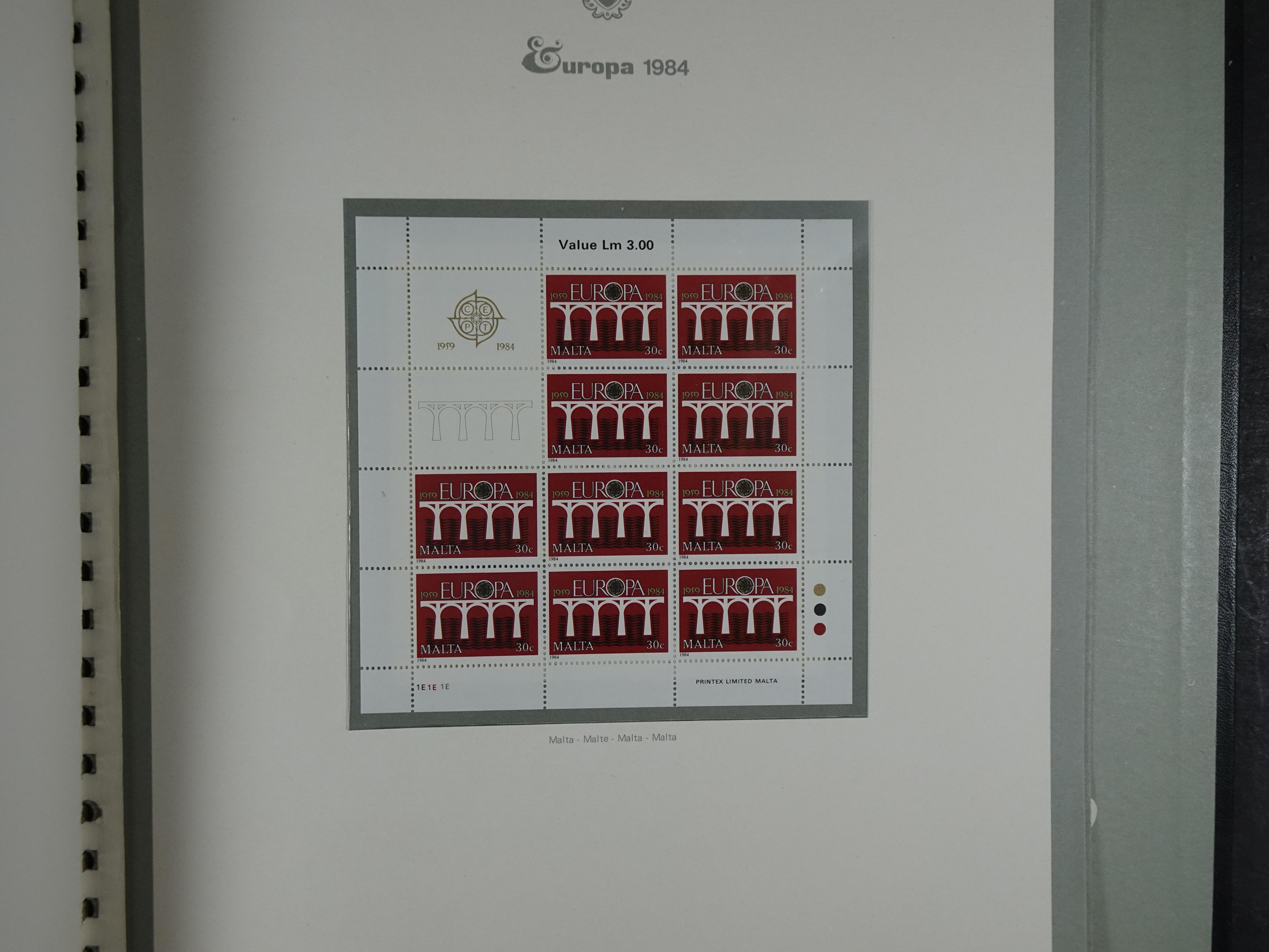 Compleet postfrisse verzameling 1964 - 1984 incl. blokken. 92
