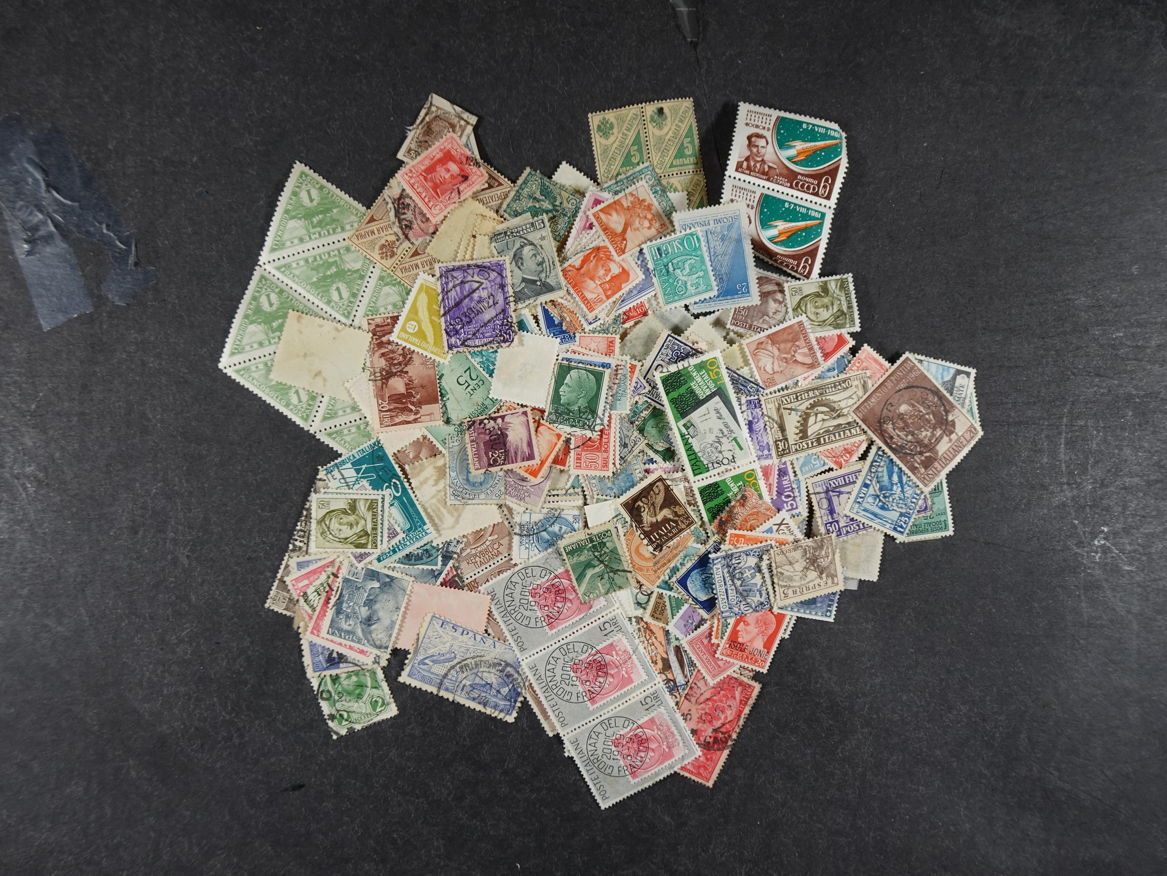 Rommelige uitzoekpartij met veel leuk materiaal.