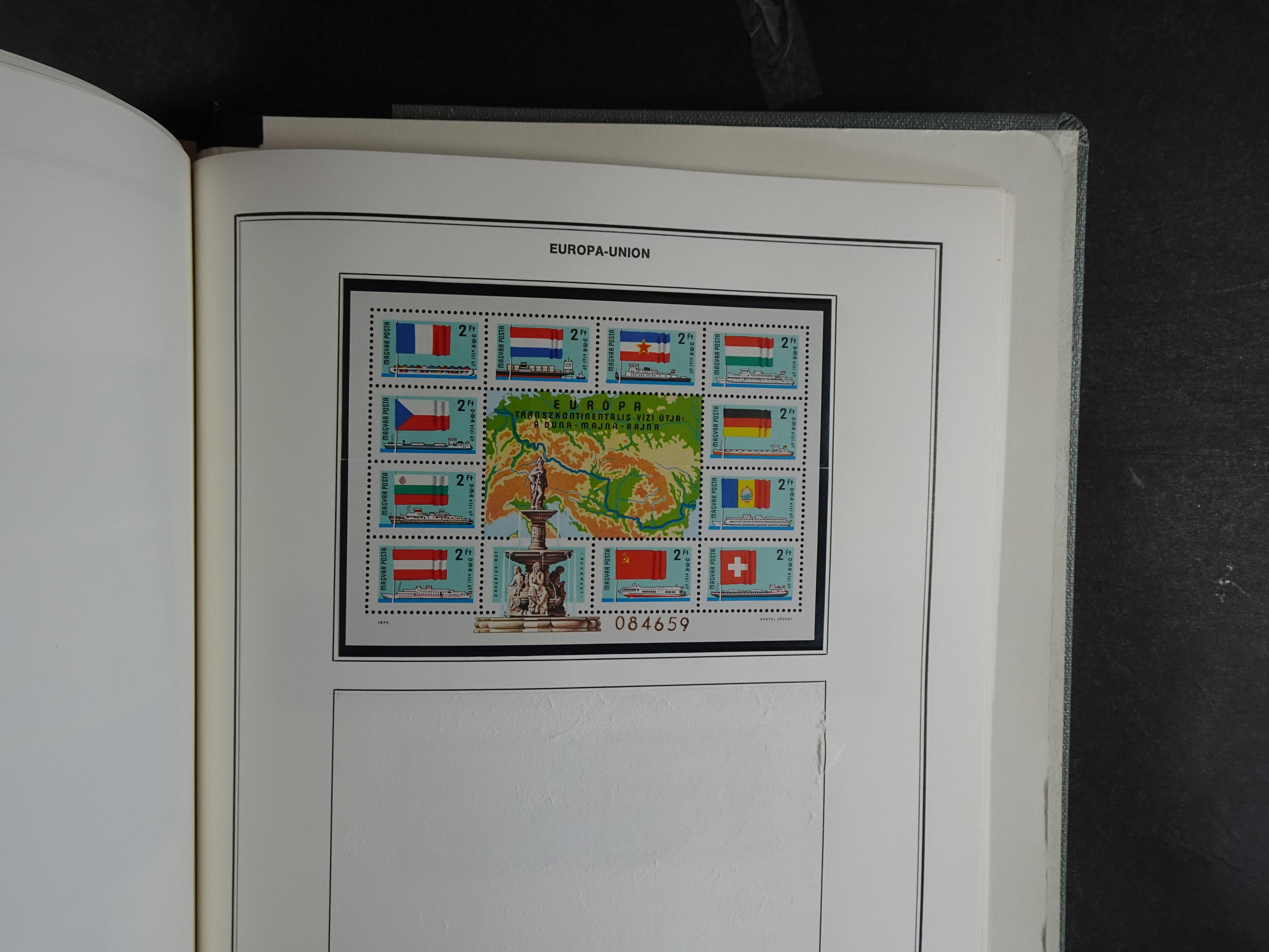 Ook meelopers, etc.
Zowel gestempeld als postfris.
Ca € 5500.- 
Cat waarde. 97