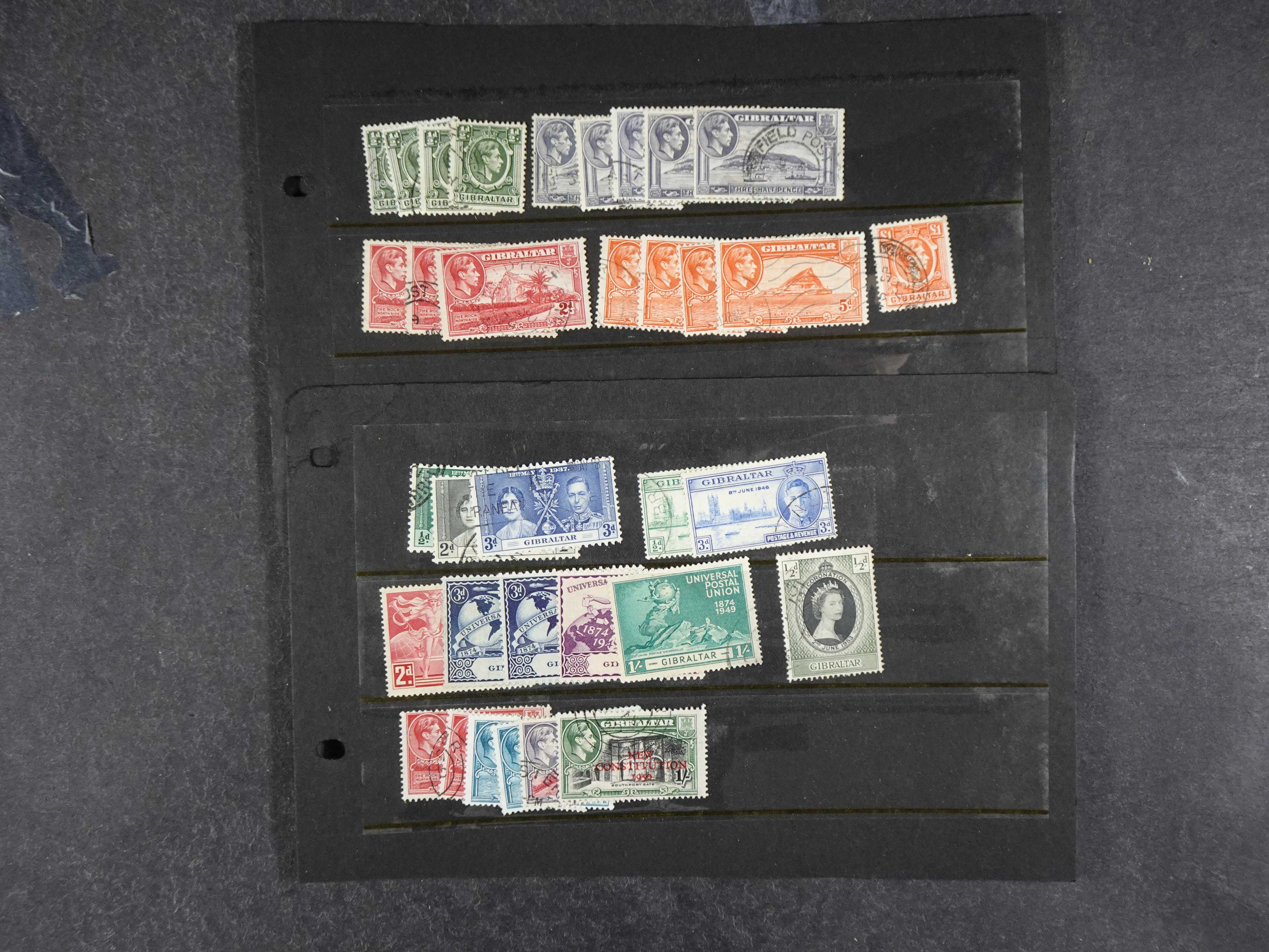 Doos met allerlei materiaal diverse betere zegels en fraaie stempels.
