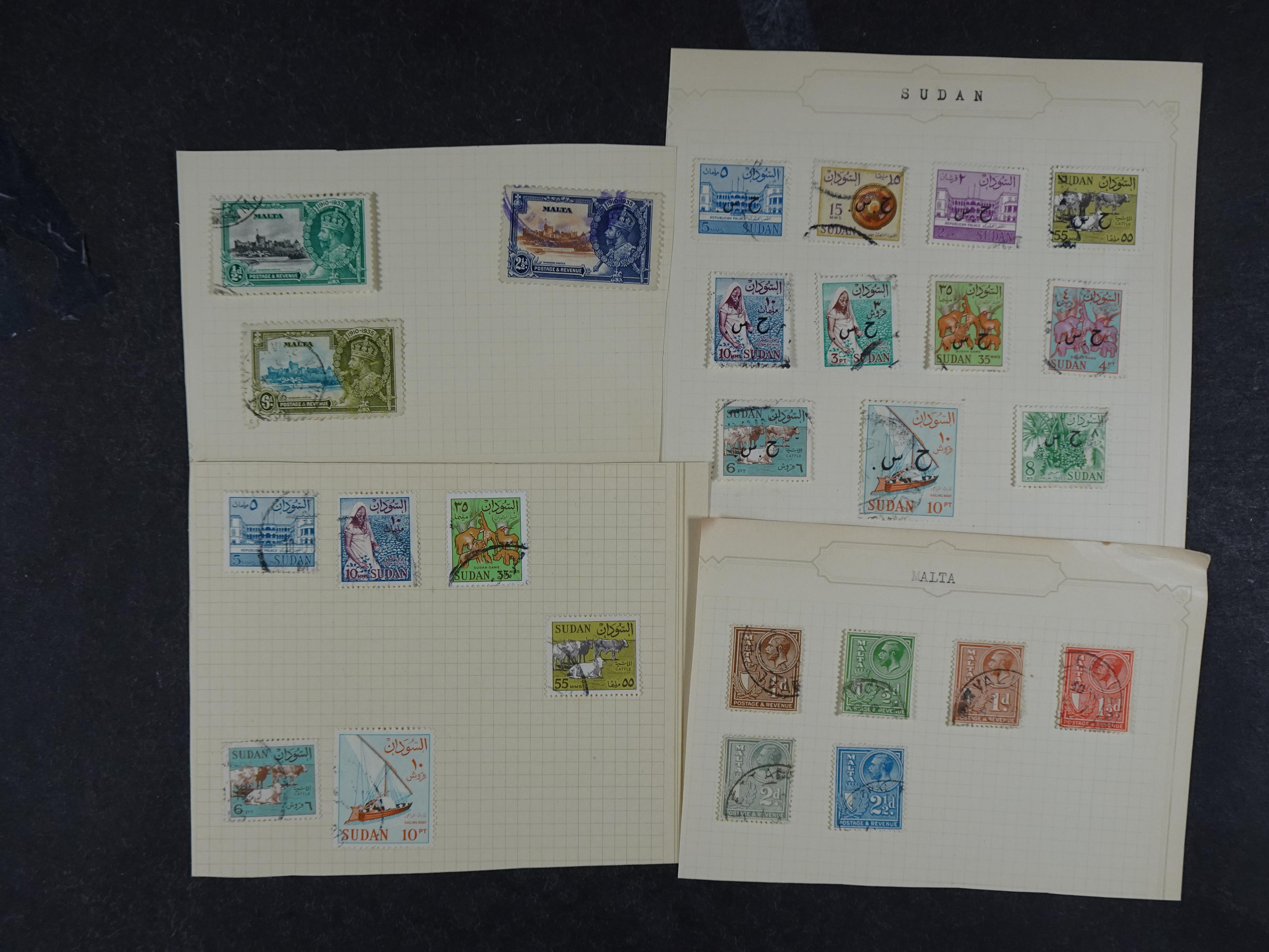 Doos met allerlei materiaal diverse betere zegels en fraaie stempels.
 3