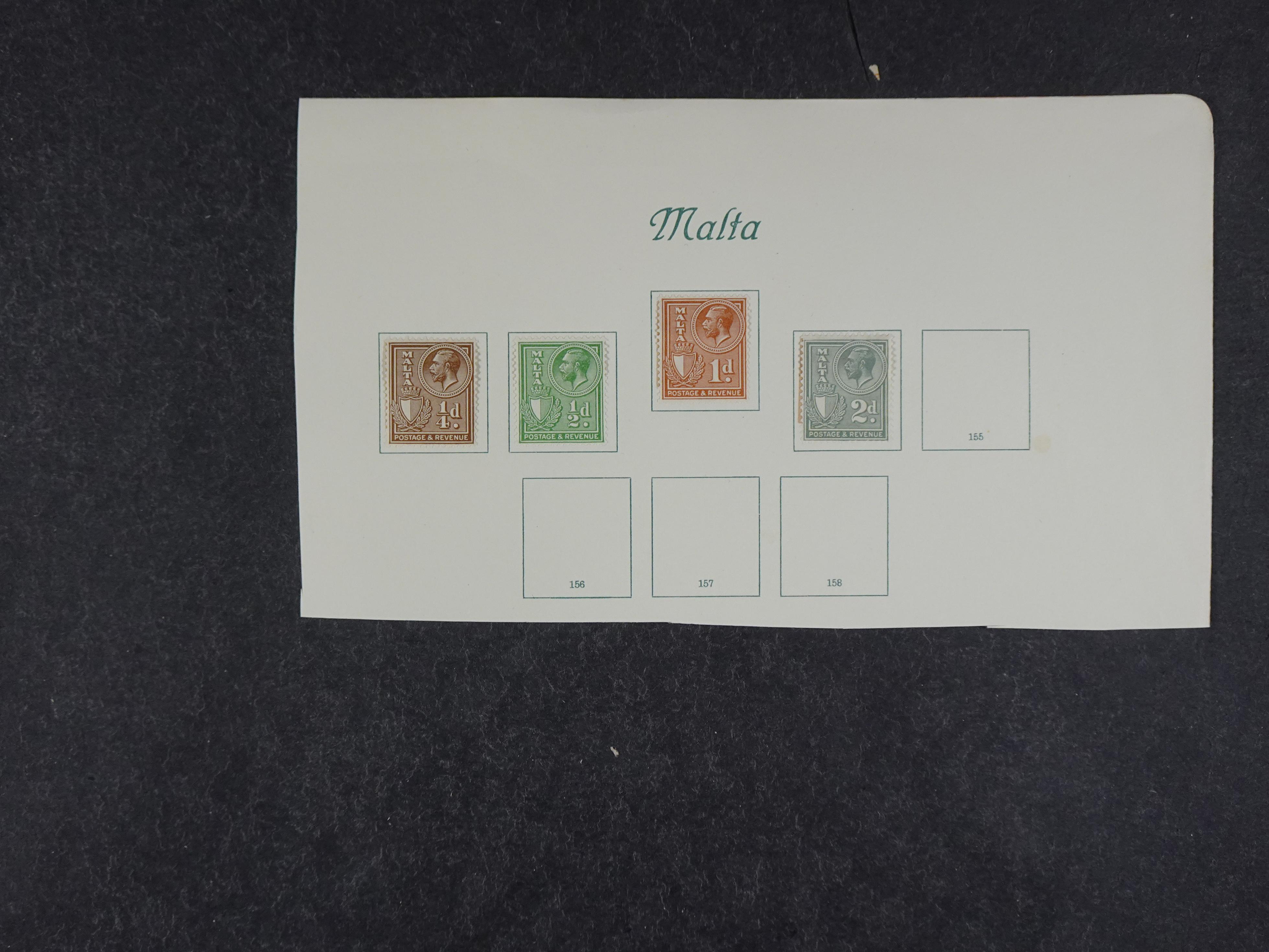 Doos met allerlei materiaal diverse betere zegels en fraaie stempels.
 4