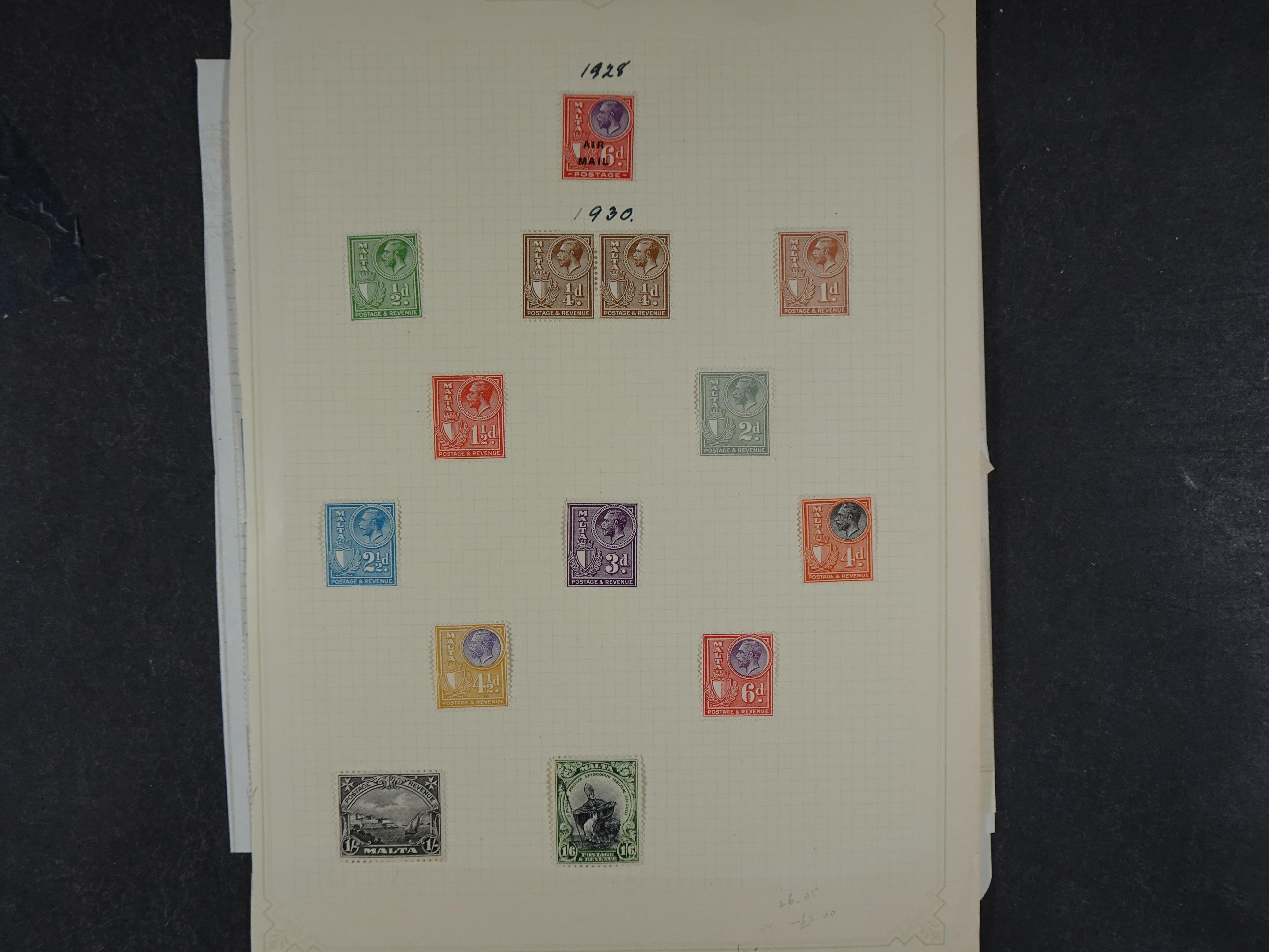 Doos met allerlei materiaal diverse betere zegels en fraaie stempels.
 5