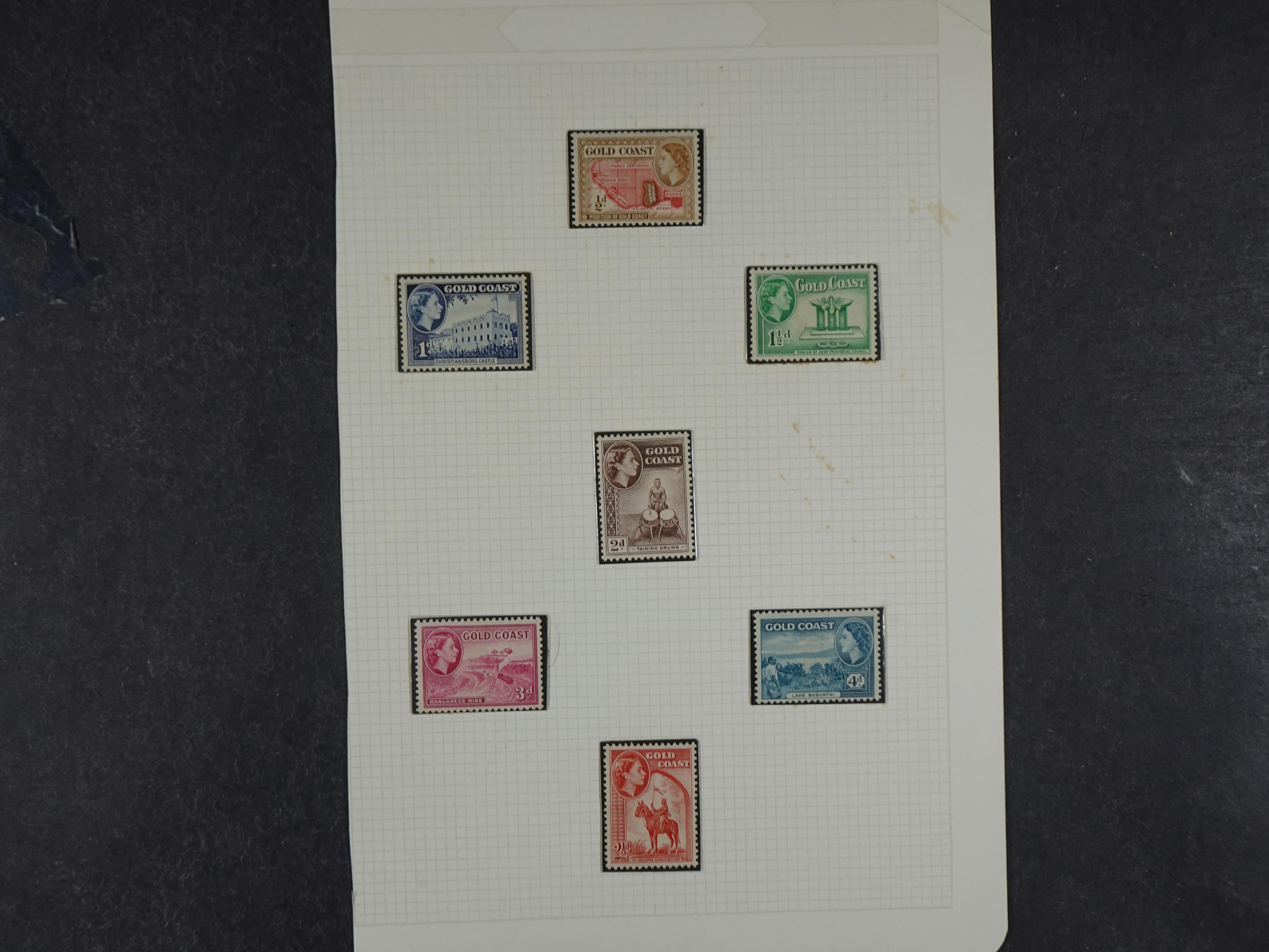 Doos met allerlei materiaal diverse betere zegels en fraaie stempels.
 6