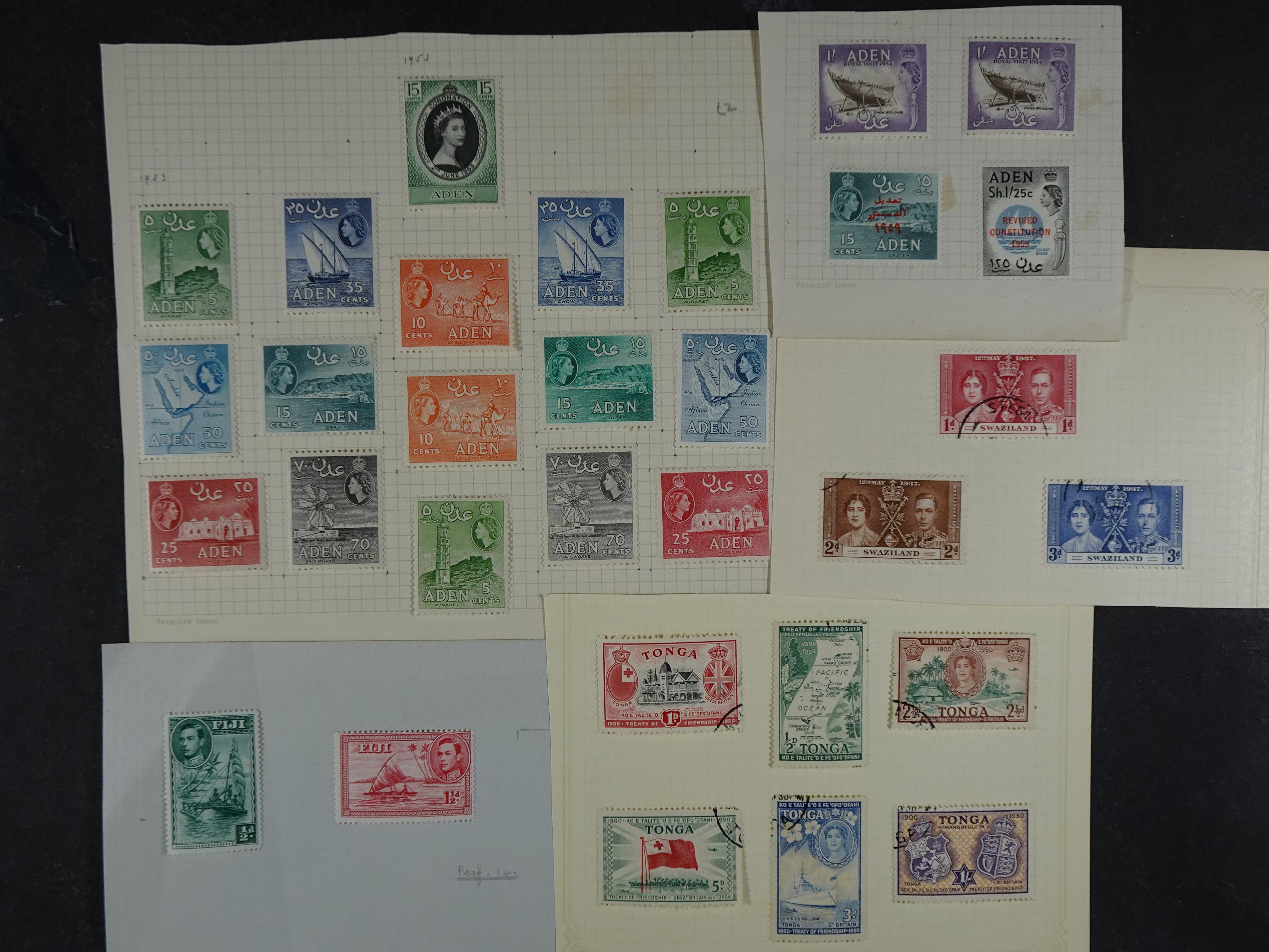 Doos met allerlei materiaal diverse betere zegels en fraaie stempels.
 8