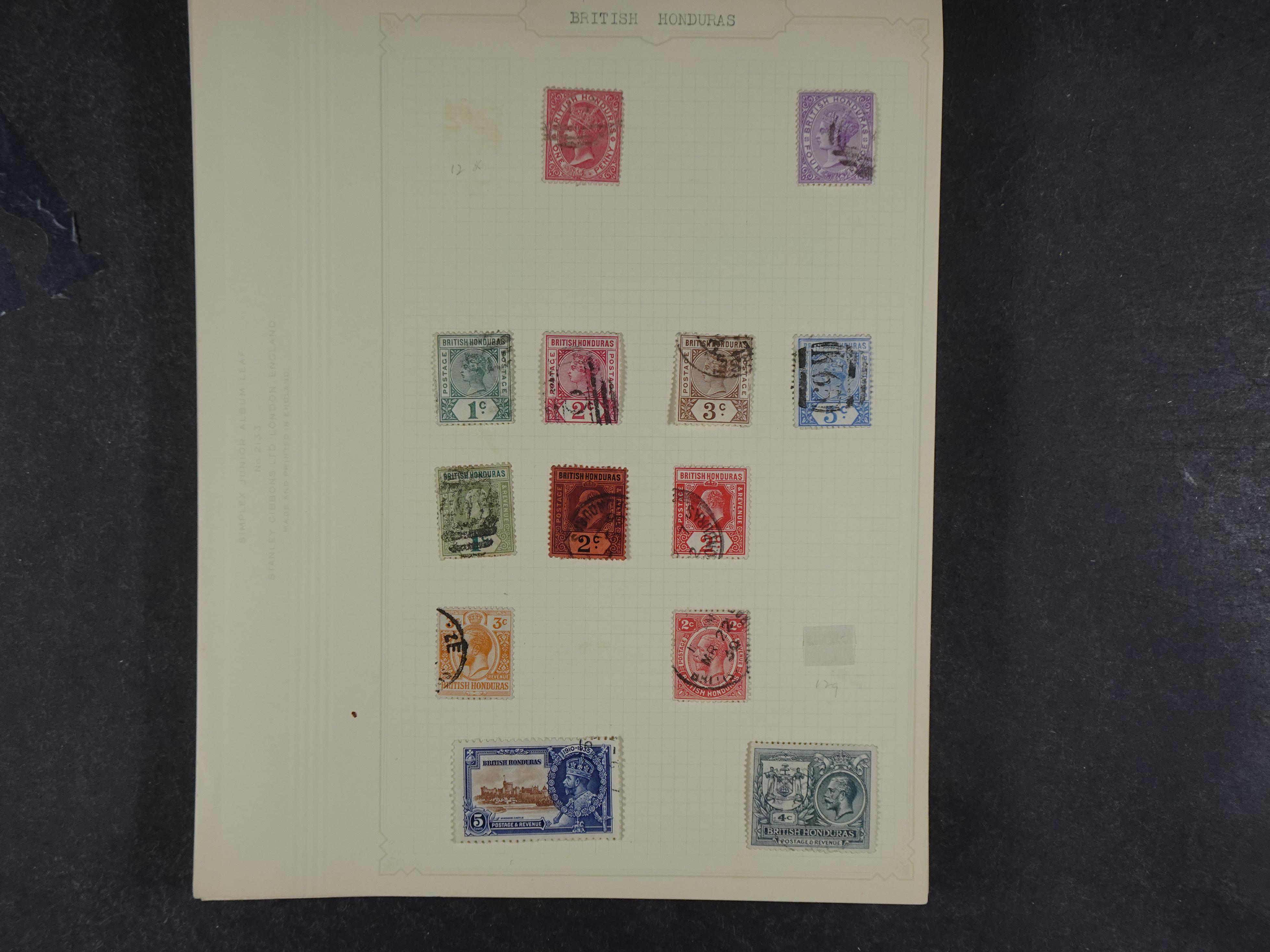 Doos met allerlei materiaal diverse betere zegels en fraaie stempels.
 11