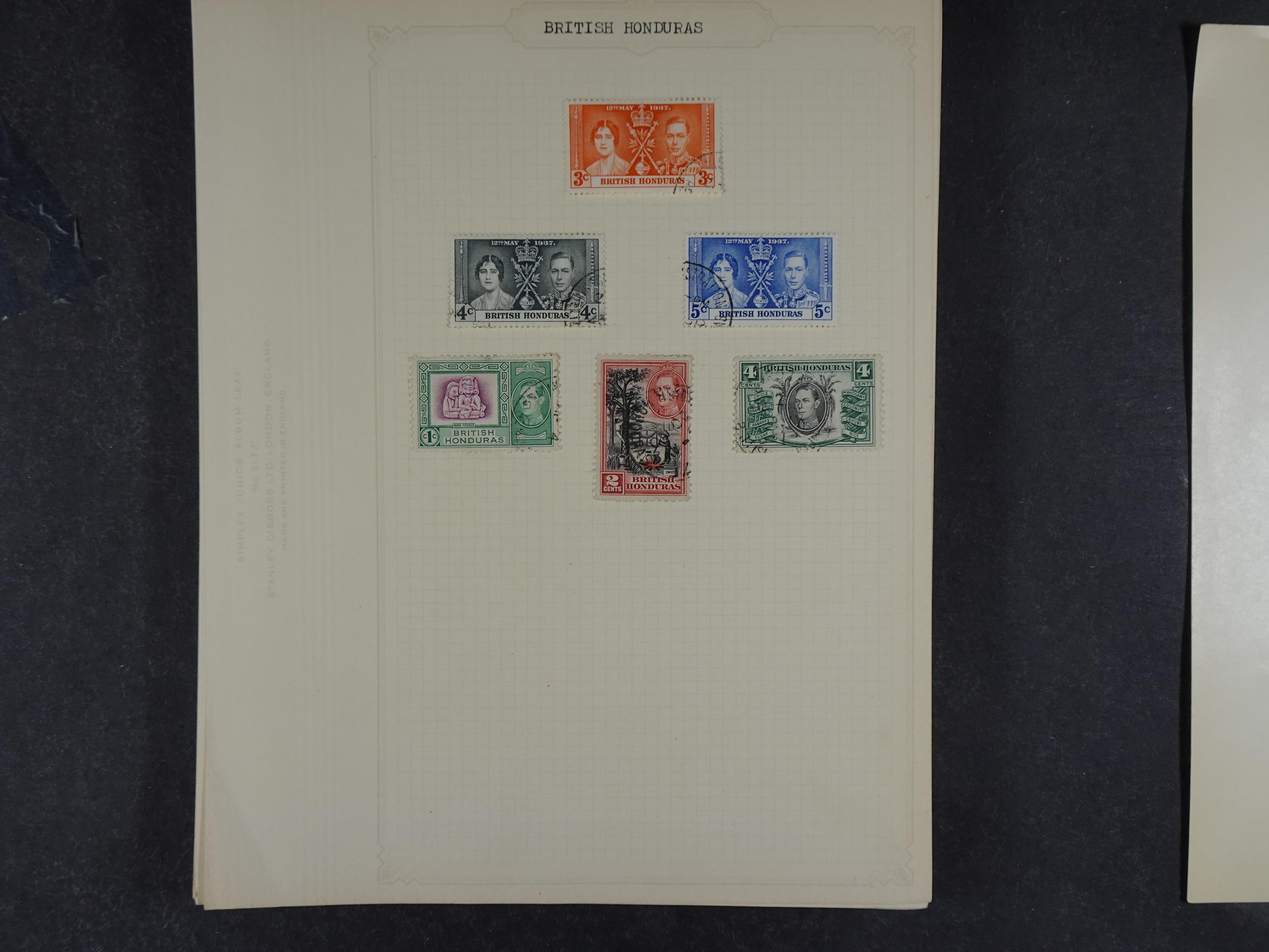 Doos met allerlei materiaal diverse betere zegels en fraaie stempels.
 12