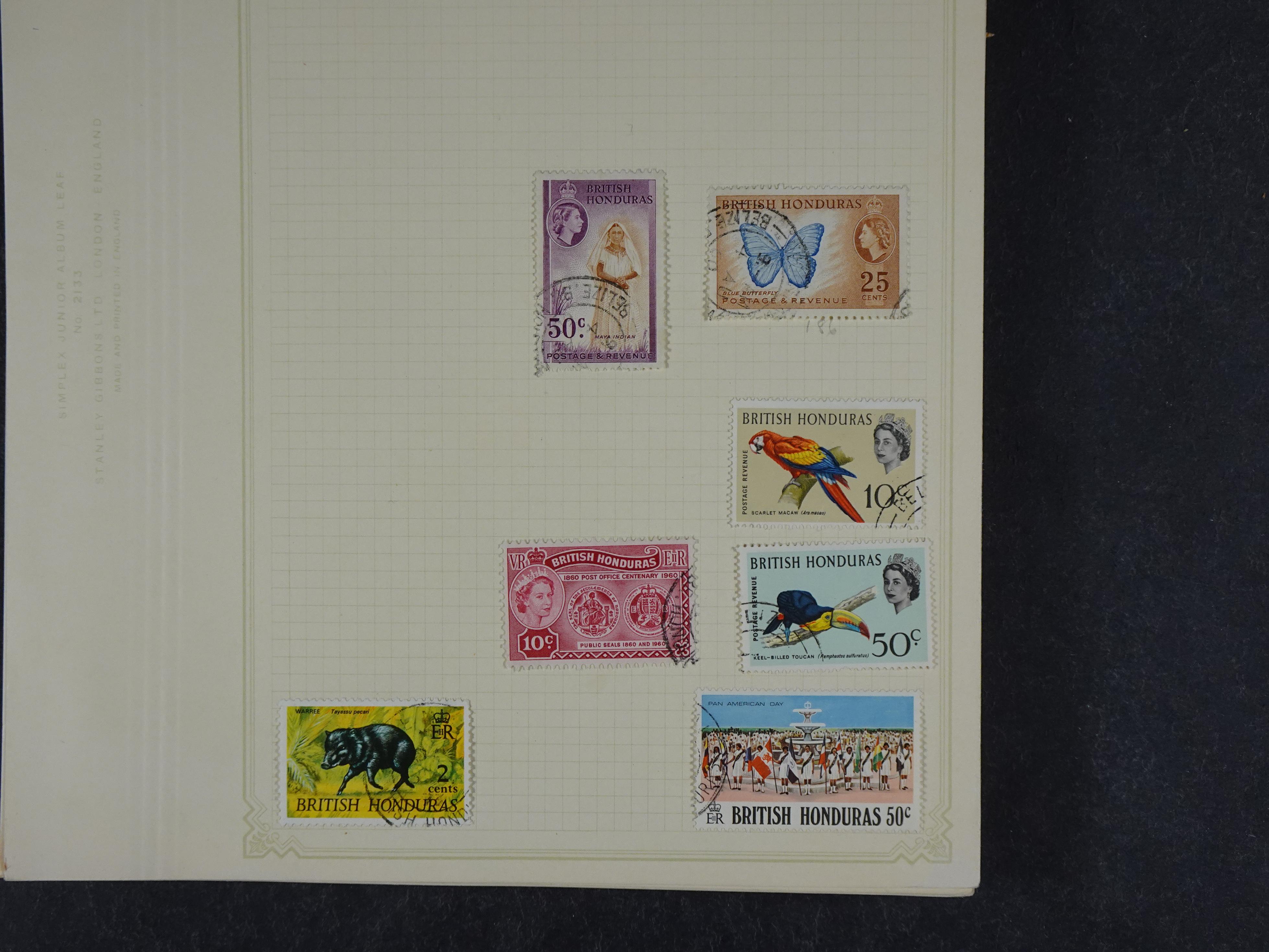 Doos met allerlei materiaal diverse betere zegels en fraaie stempels.
 13