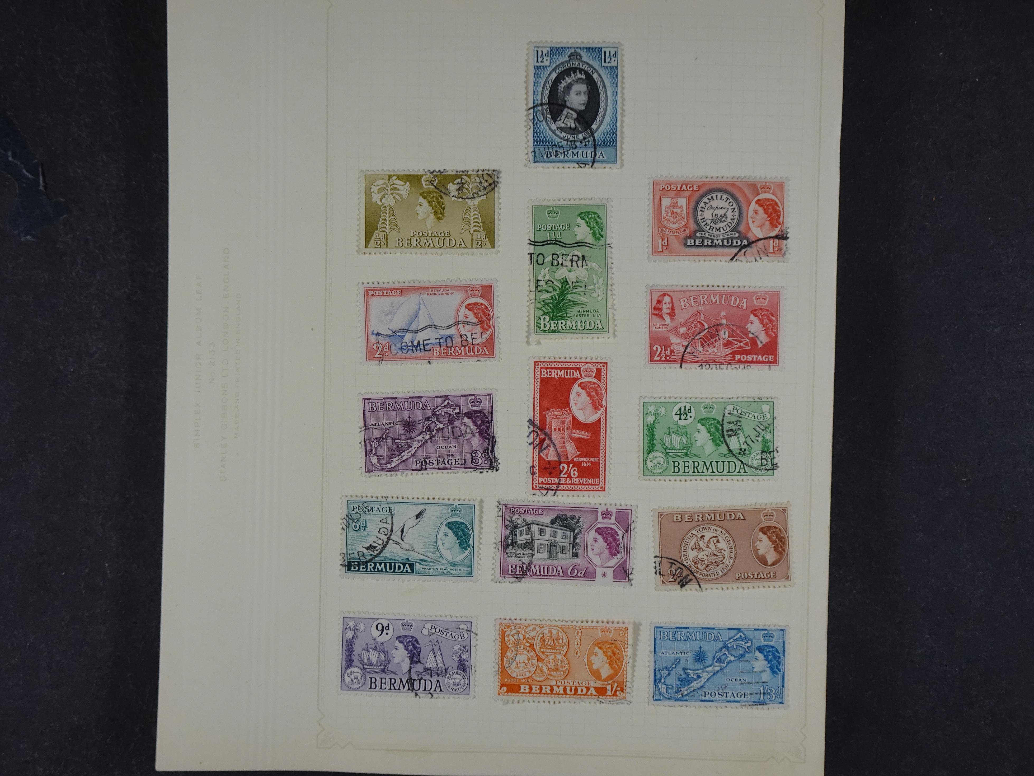 Doos met allerlei materiaal diverse betere zegels en fraaie stempels.
 15