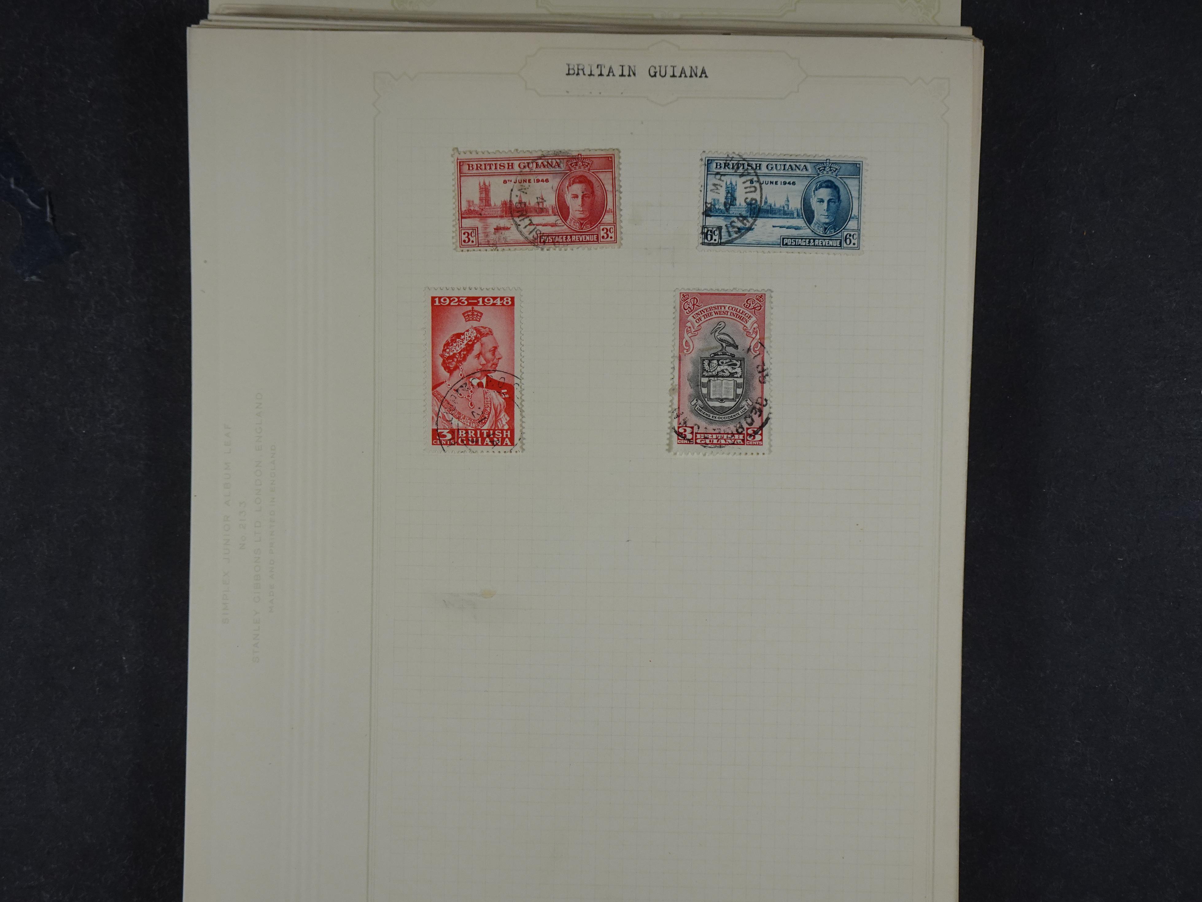 Doos met allerlei materiaal diverse betere zegels en fraaie stempels.
 16