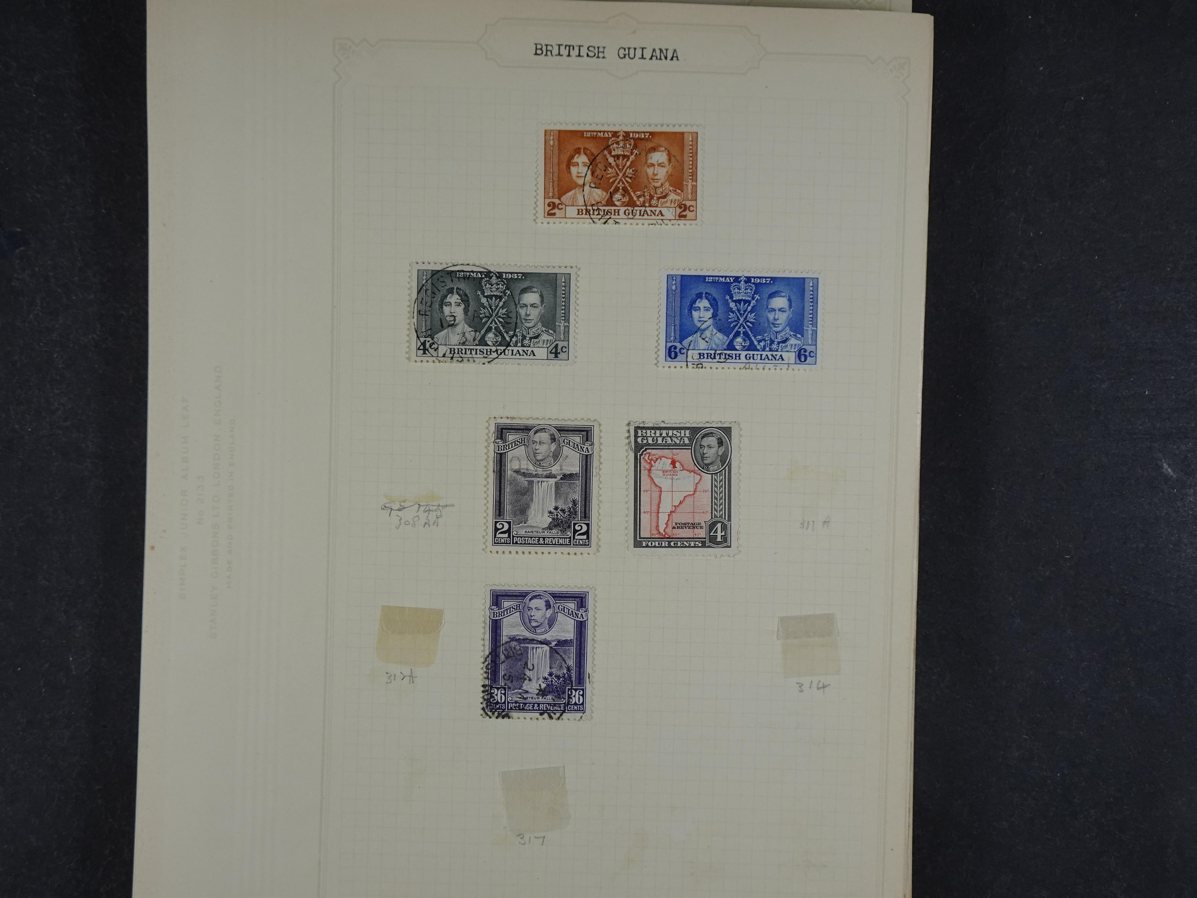 Doos met allerlei materiaal diverse betere zegels en fraaie stempels.
 17