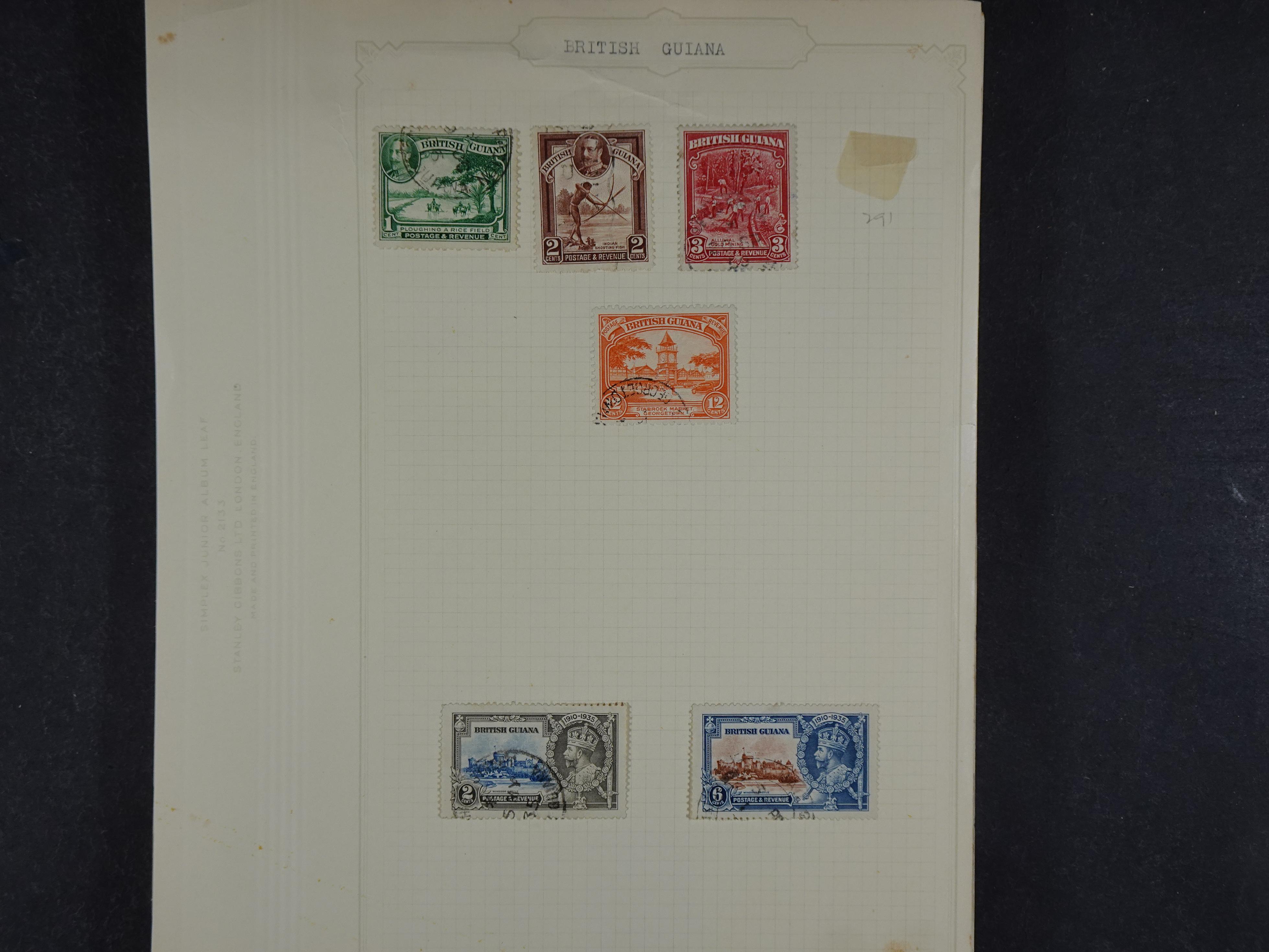 Doos met allerlei materiaal diverse betere zegels en fraaie stempels.
 18