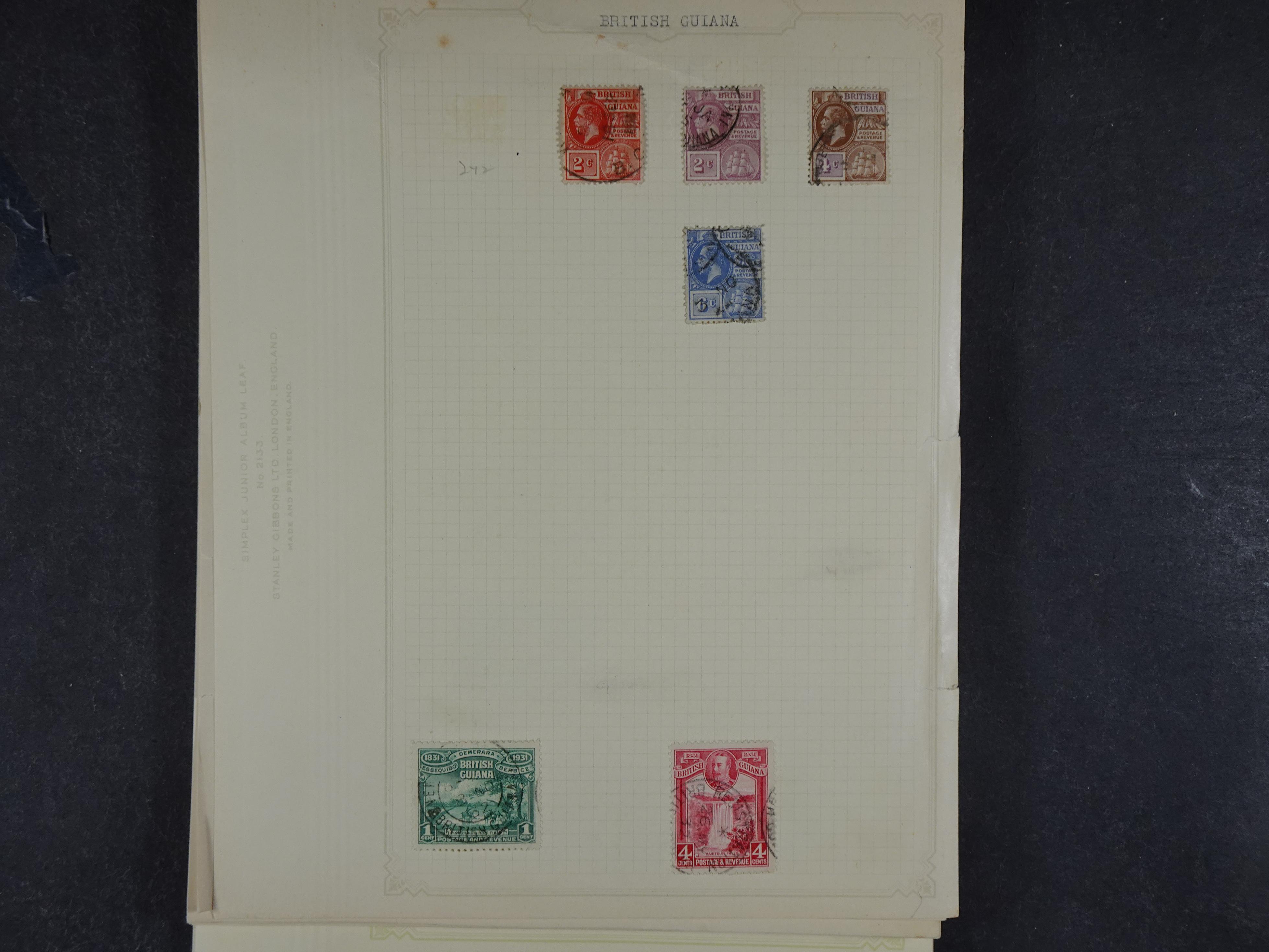 Doos met allerlei materiaal diverse betere zegels en fraaie stempels.
 20