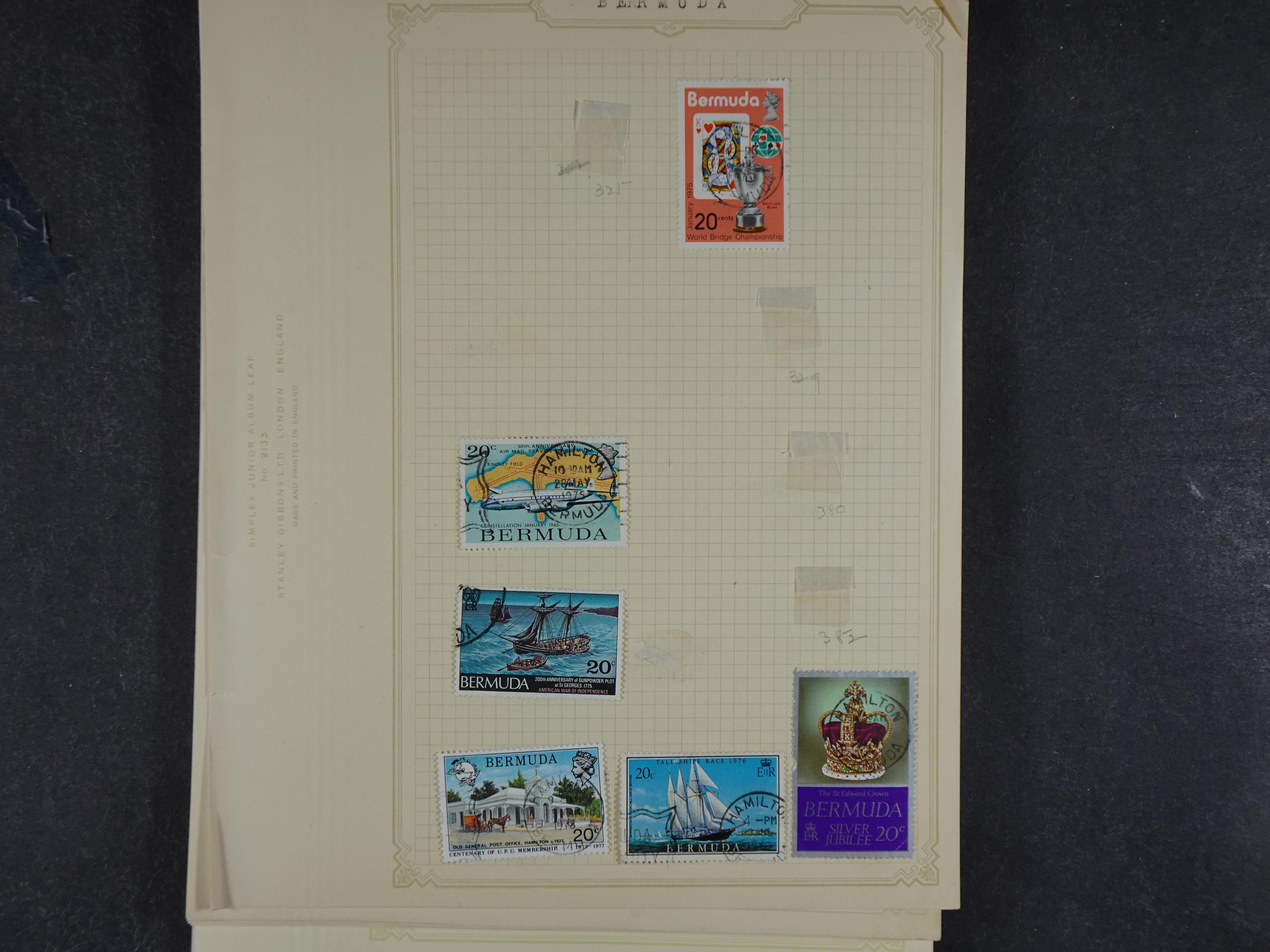 Doos met allerlei materiaal diverse betere zegels en fraaie stempels.
 21